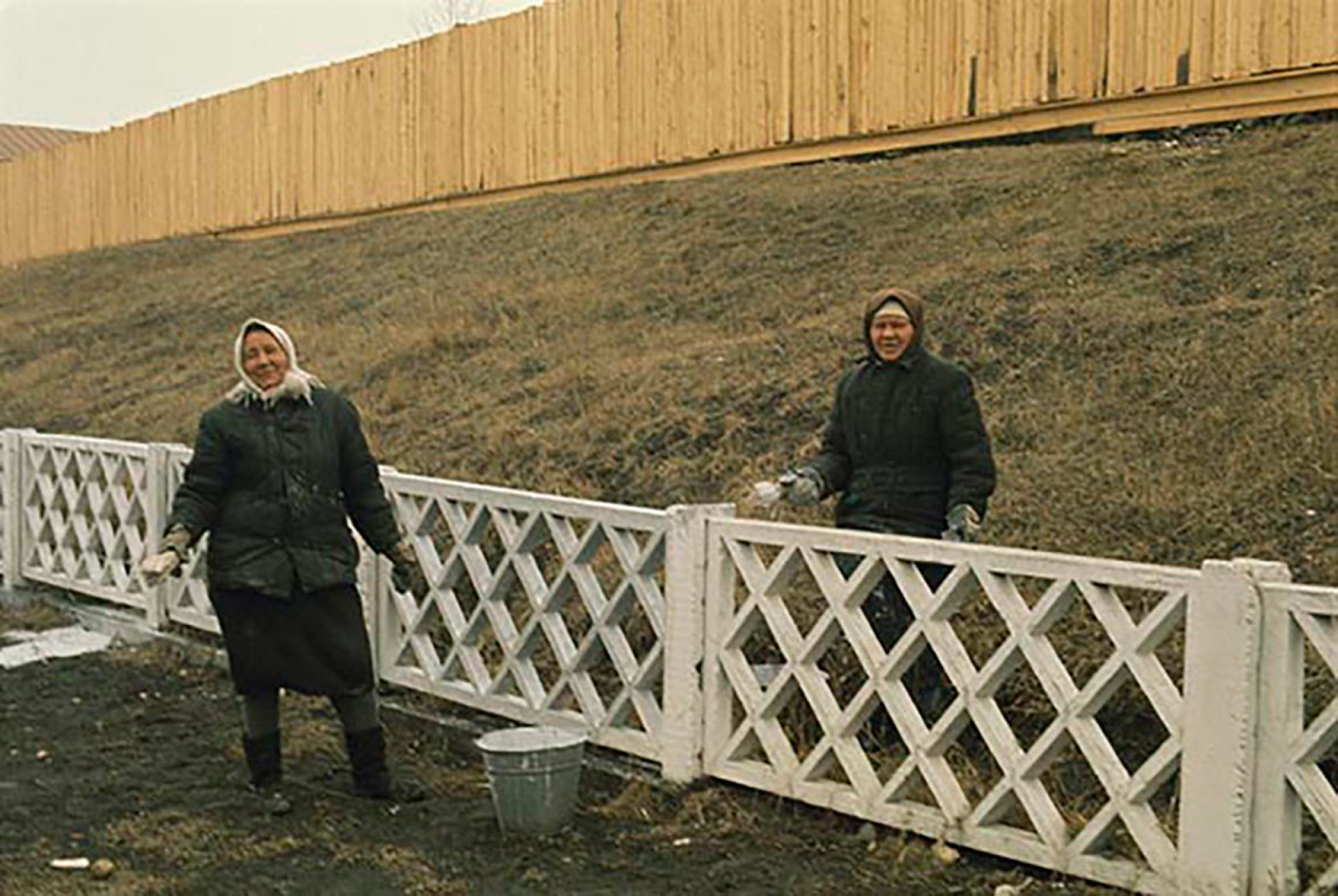 Ρώσοι άντρες, γυναίκες και παιδιά ποζάρουν στο φακό του Geoff MacCormack, 1973  © GM Collection