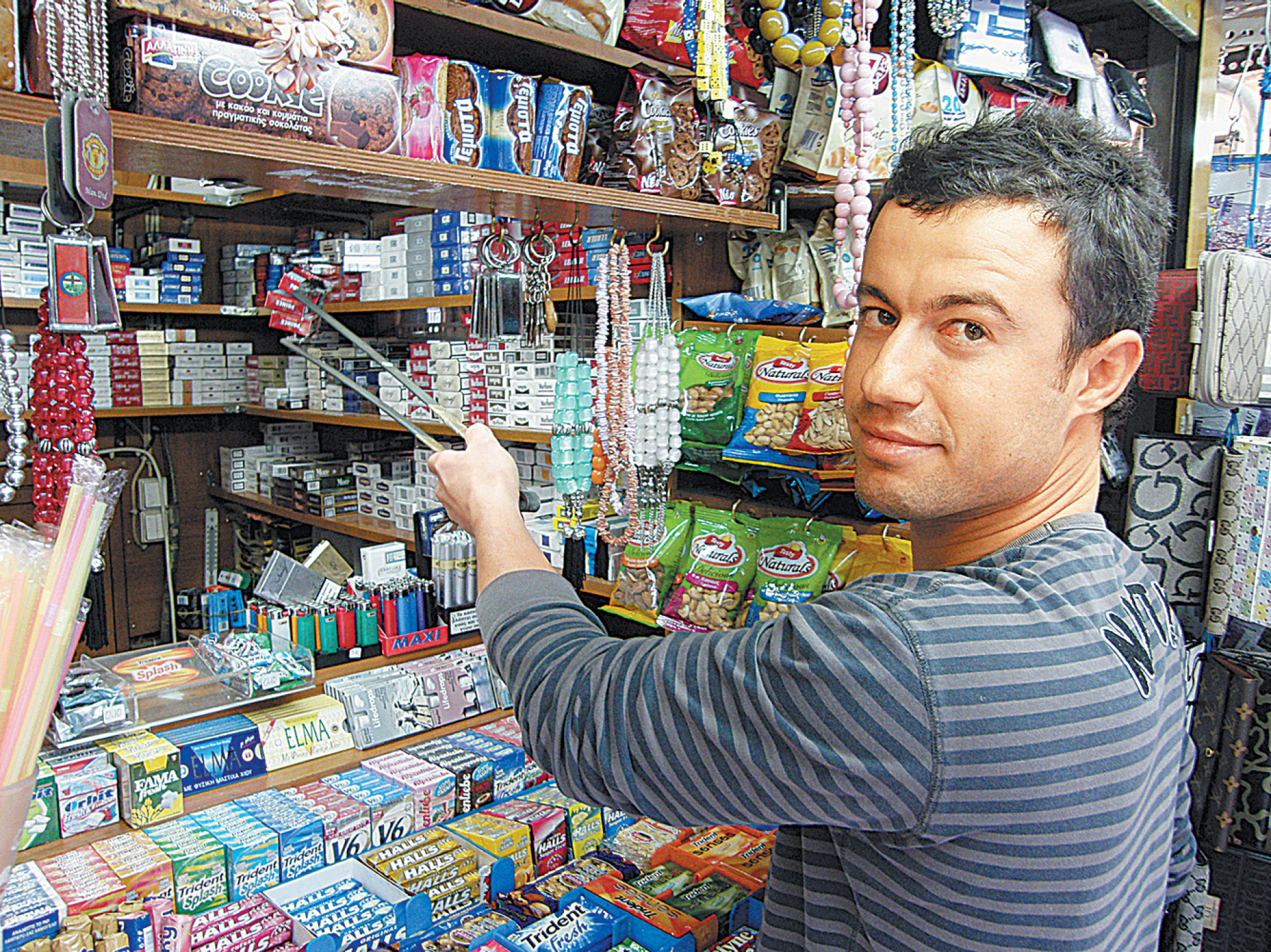 Περιπτεράς έξω από το περίπτερο στην οδό Σταδίου