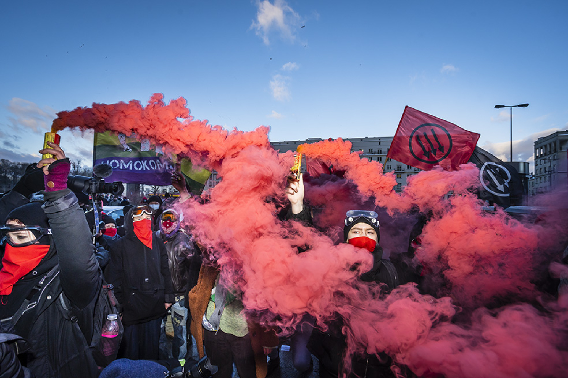 The Archive of Public Protests Πλατεία Παρελάσεων, 2021 Μια ειδικά επιλεγμένη σειρά φωτογραφιών που έχει συλλεχθεί από Το Αρχείο των Δημόσιων Διαμαρτυριών (με πρωτοβουλία του Rafał Milach), οργανωμένη και επεξεργασμένη από την καλλιτέχνιδα Laura Pawela σε ντοκιμαντέρ μίας ώρας, με μουσική γραμμένη ειδικά από το Avtomat – O Kajetan Łukomski, ένας από τους πιο ταλαντούχους μουσικούς της ηλεκτρονικής μουσικής της νεανικής γενιάς, και μέλος μια διάσημης κολεκτίβας DJ, την Oramics.