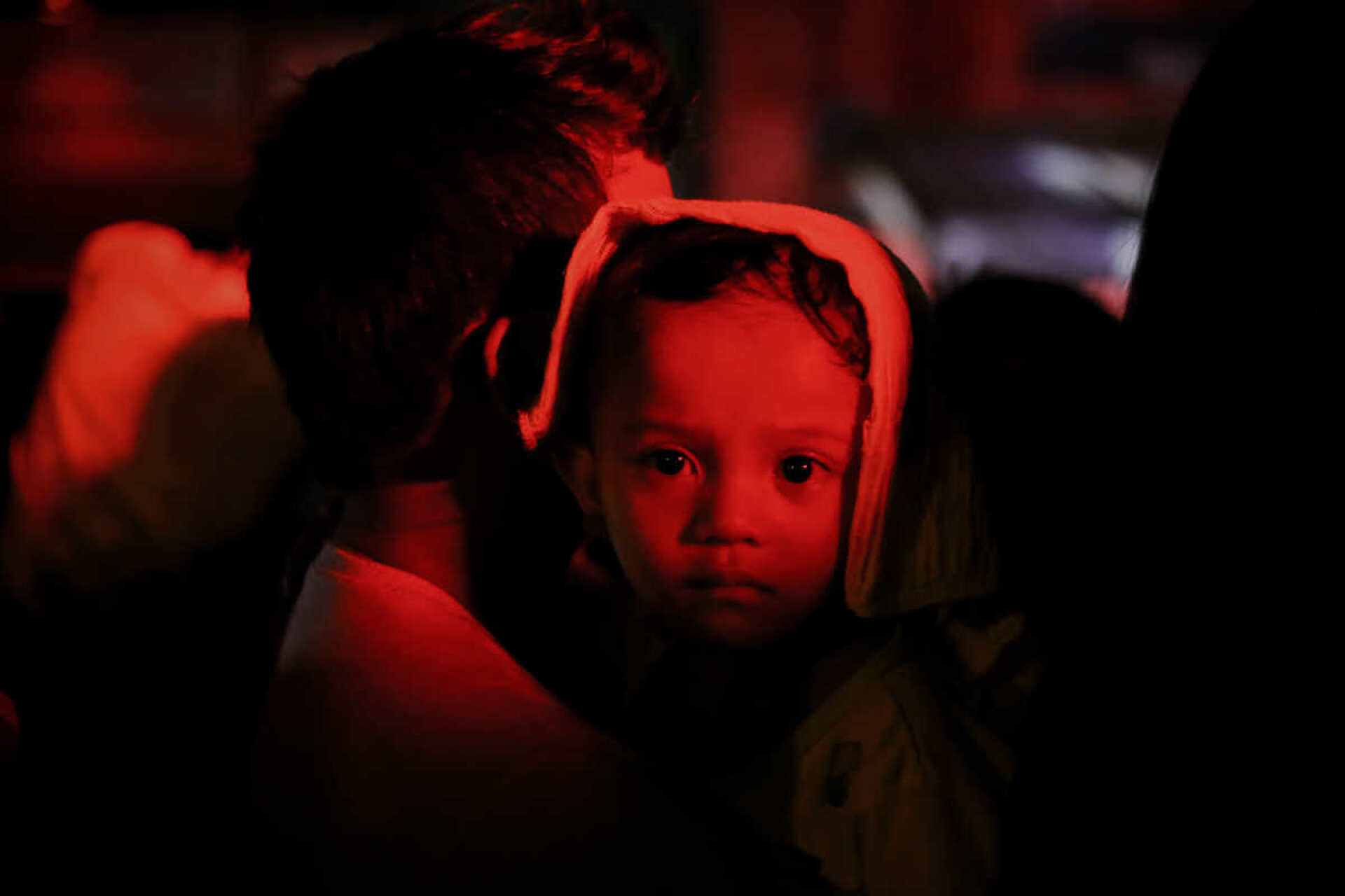 Kimberly dela Cruz  Παιδί παρακολουθεί σκηνή εγκλήματος όπου η Kristeta Padual και ο Ernesto Mortiz δολοφονήθηκαν από αγνώστων στοιχείων ενόπλους στη λεωφόρο Commonwealth στην Κουεζόν στις 4 Μαρτίου 2017. H Padual και ο Mortiz έπαιρναν το δείπνο τους στην άκρη του δρόμου όταν πυροβολήθηκαν. Από τον Ιανουάριο του 2017 οι αστυνομικές επιχειρήσεις στον πόλεμο κατά των ναρκωτικών ανεστάλησαν εξαιτίας αντιπαράθεσης για «διεφθαρμένους μπάτσους».  Από τη σειρά «Θάνατος ενός Έθνους», 2016 σε εξέλιξη