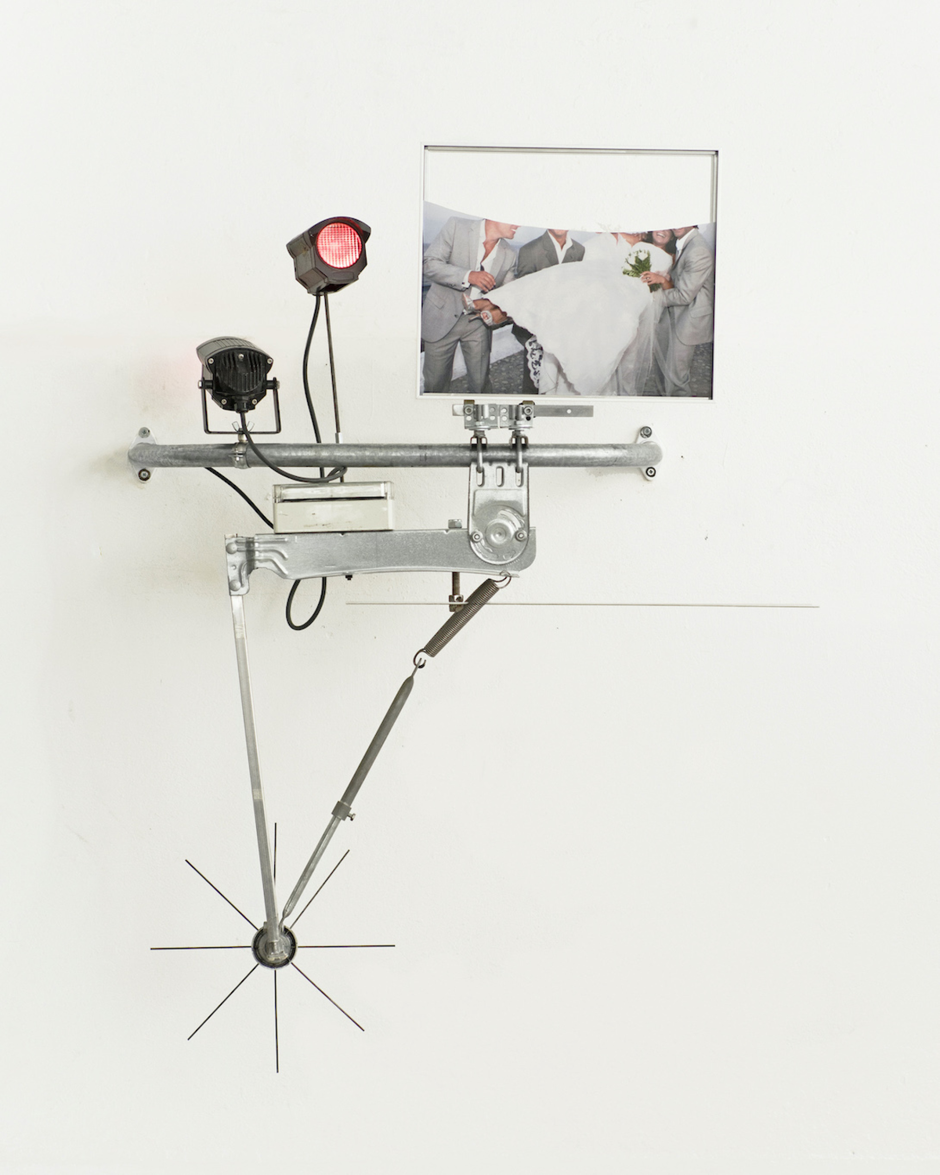 Απόλλωνας Γλύκας, Suitors, 2020 αλουμίνιο, μεταλλικά μέρη, φώτα, εκτύπωση σε χαρτί, κορνίζα αλουμινίου, 140 x 100 x 25 εκ. Έκθεση: Συζυγία. Στέρεο φως & άχρονη κίνηση Απόλλωνας Γλύκας – Ηλίας Σιψάς, MOMus-Μουσείο Άλεξ Μυλωνά / 13.10.2023-07.01.2024