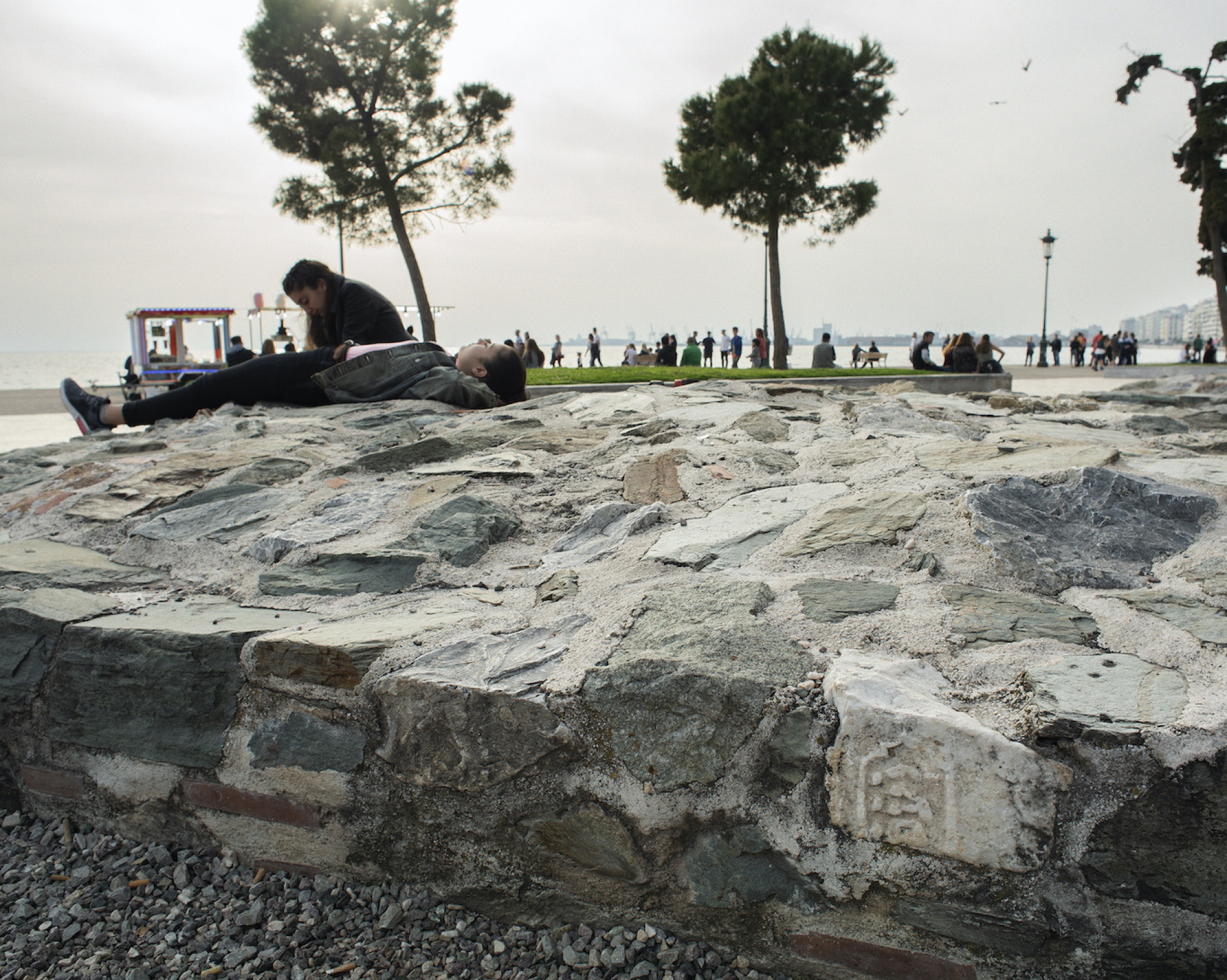 Martin Barzilai Το προστατευτικό προτείχισμα που περιέβαλλε τον Λευκό Πύργο καταστράφηκε το 1907. Μετά τον Β΄ Παγκόσμιο Πόλεμο ο περιβάλλων χώρος πλακοστρώθηκε εκ νέου και εδώ χρησιμοποιήθηκαν εβραϊκές ταφόπλακες. Στις αρχές της δεκαετίας του 2000 το πλακόστρωτο ανακαινίστηκε και οι προϋπάρχουσες εβραϊκές στήλες επαναχρησιμοποιήθηκαν στην ανακατασκευή του προτειχίσματος και τις κατέστησε τμήμα του μνημείου. Έκθεση Ghost Cemetery  Martin Barzilai Εβραϊκό Μουσείο Θεσσαλονίκης / 17.10-10.12.2023