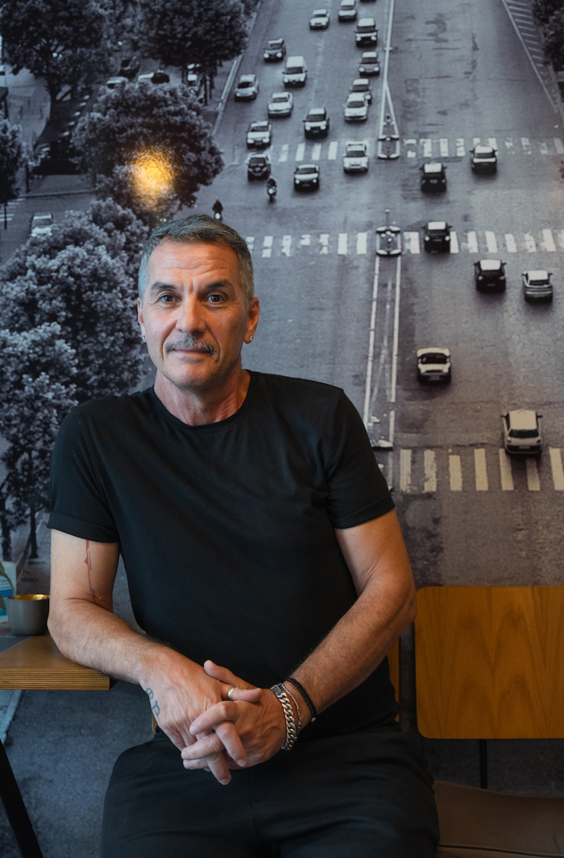 Ο Πάνος Ξυλαγκουρέλης έφτιαξε ένα καφέ πιο μικρό και από το Au Revoir της Πατησίων 