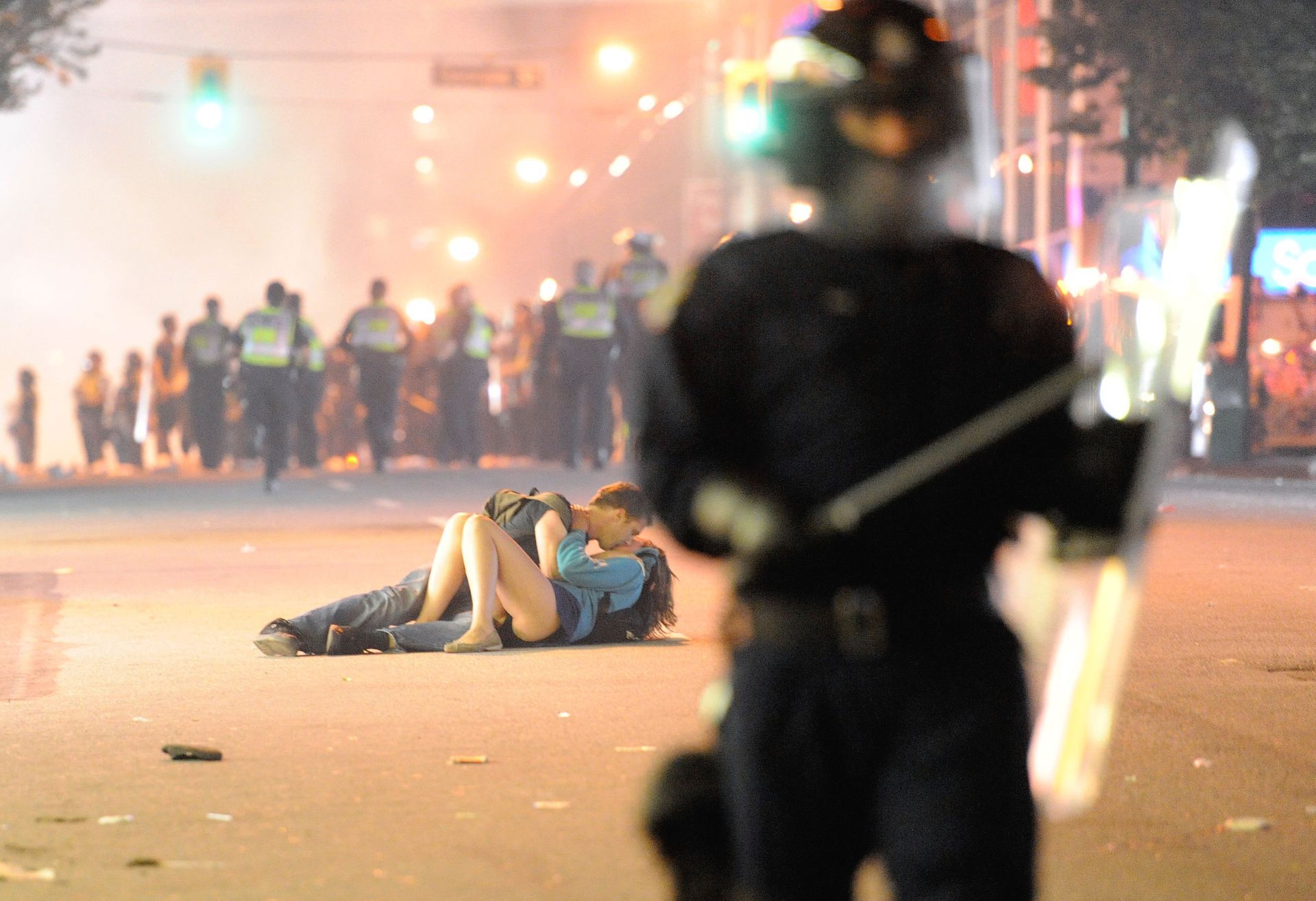 Ζευγάρι φιλιέται εν μέσω επεισοδίων στο Βανκούβερ του Καναδά, 15 Ιουνίου 2011