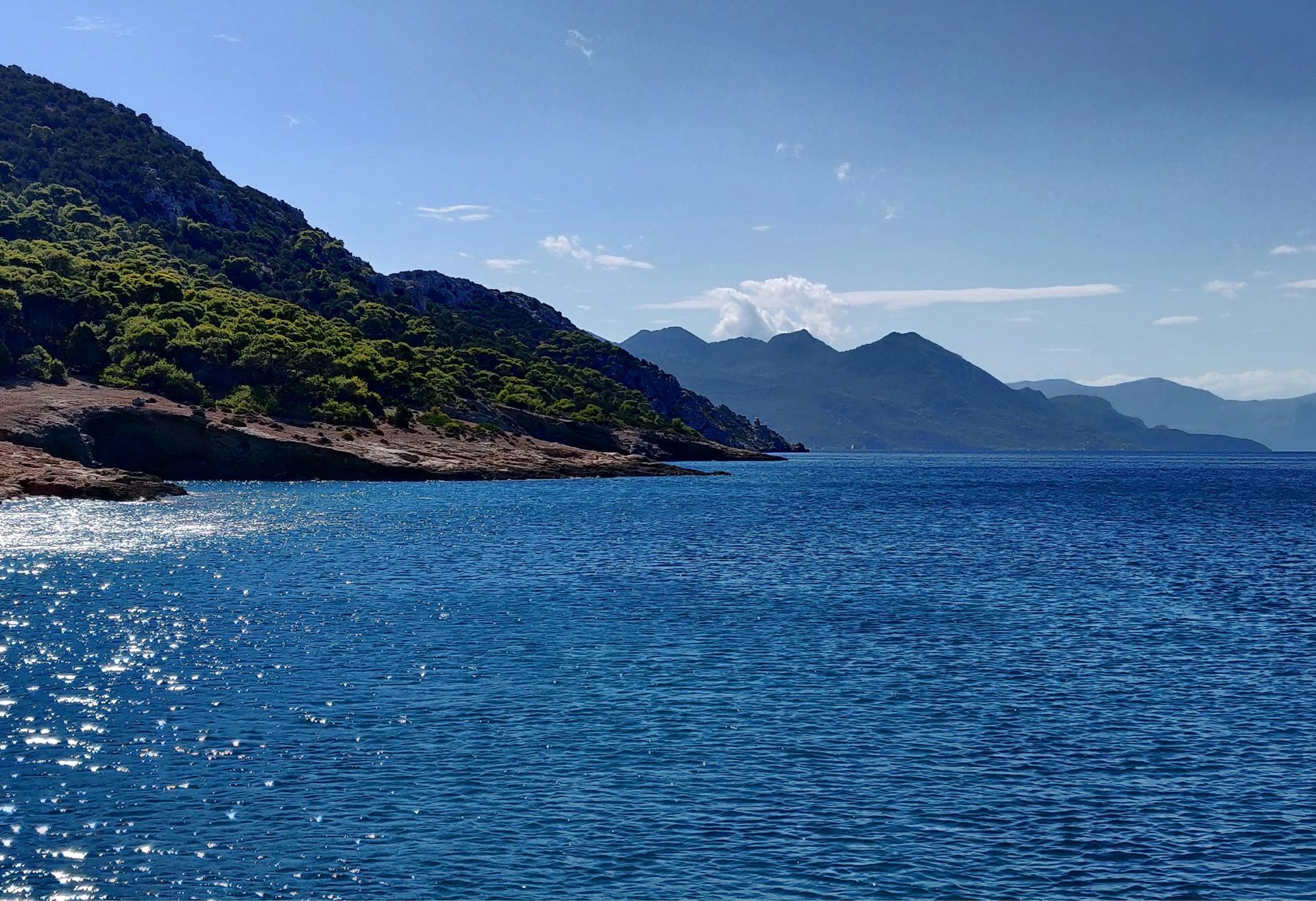 Παραλία με καταγάλανα νερά στο Αγκίστρι 