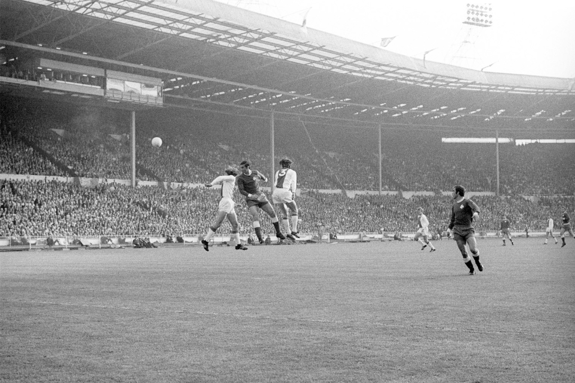 Ο «ψηλός» Αντώνης Αντωνιάδης, ένας από τους μεγαλύτερους Έλληνες σκόρερ, στον ιστορικό τελικό του Κυπέλλου Πρωταθλητριών, στο γήπεδο Γουέμπλεϊ