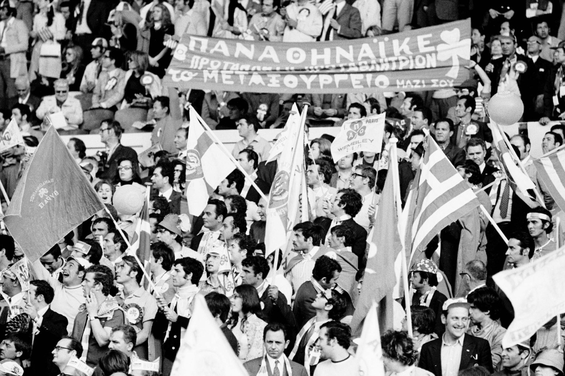 40.000 Έλληνες στο στάδιο, αλλά και εκατομμύρια άλλοι στον κόσμο, αποθέωσαν τον Παναθηναϊκό, που έφτασε ένα βήμα από την κορυφή της Ευρώπης