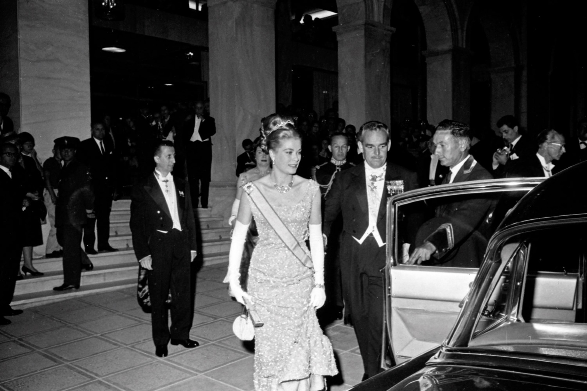 O βασιλιάς Ρενιέ του Μονακό και η Γκρέις Κέλλυ βγαίνουν από  το King George