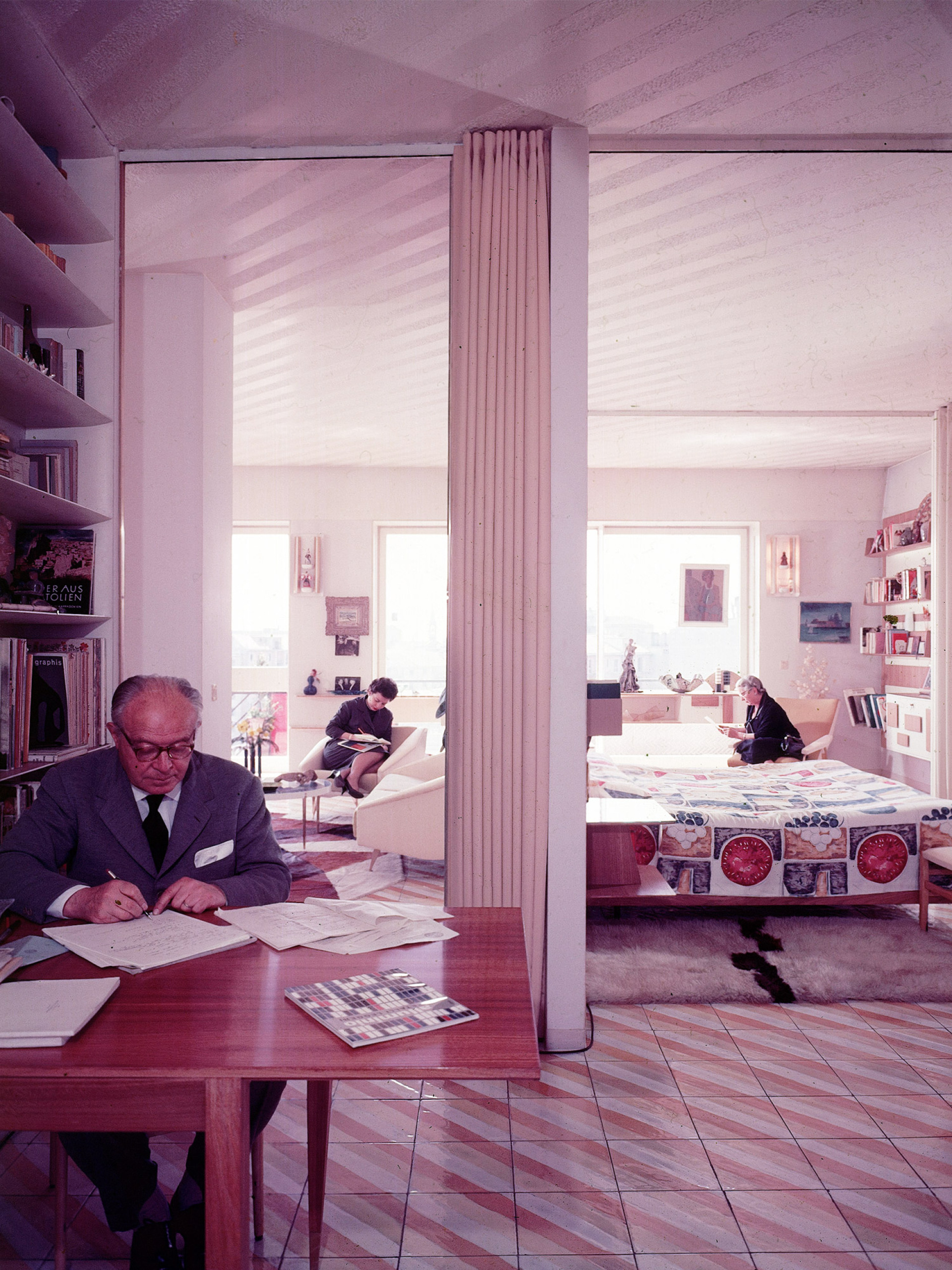 Ο Gio Ponti με τη σύζυγο και την κόρη του στο βάθος