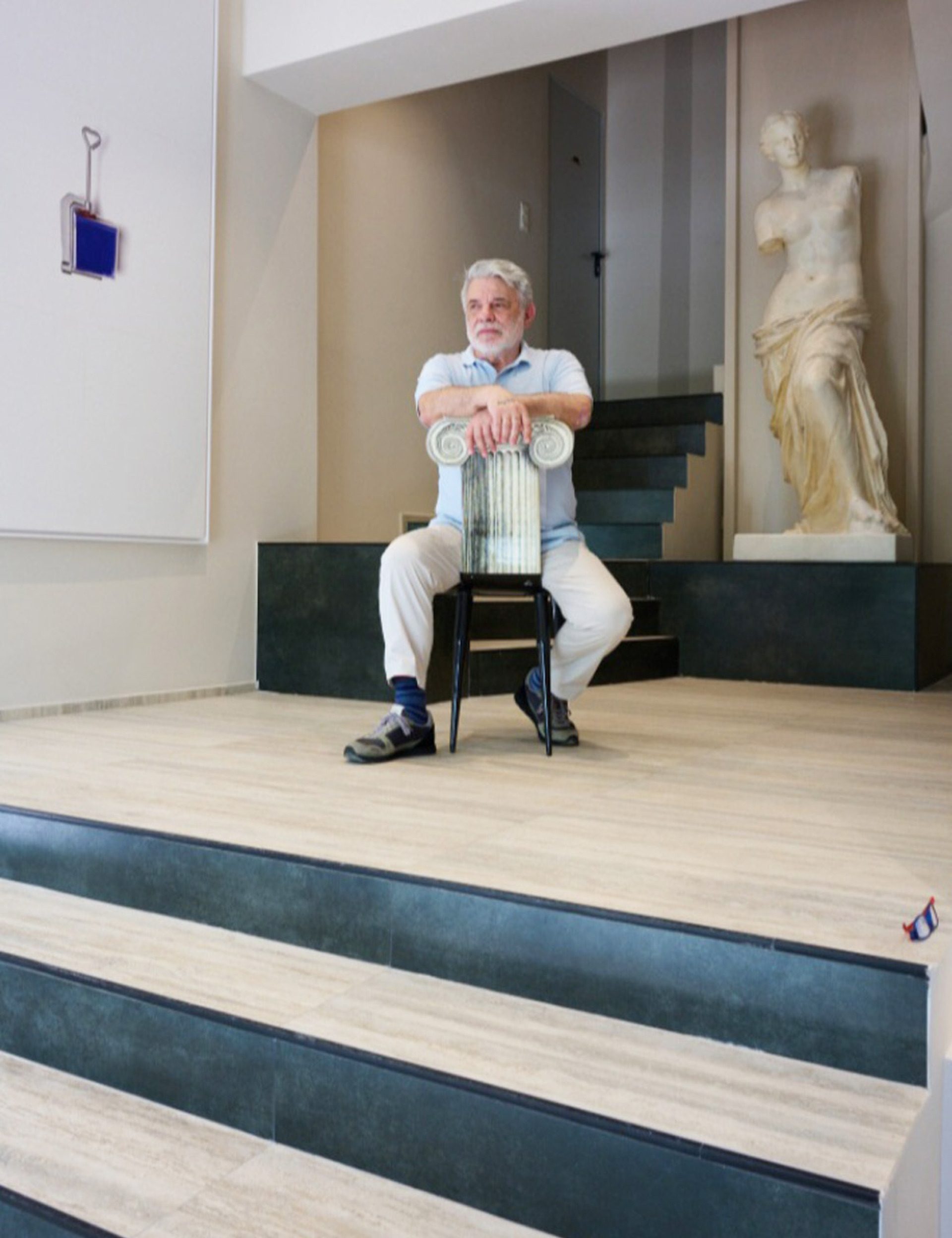 Ο Kirios Criton στην υποδοχή: Κάθεται σε καρέκλα ιωνικού ρυθμού του Piero Fornasetti