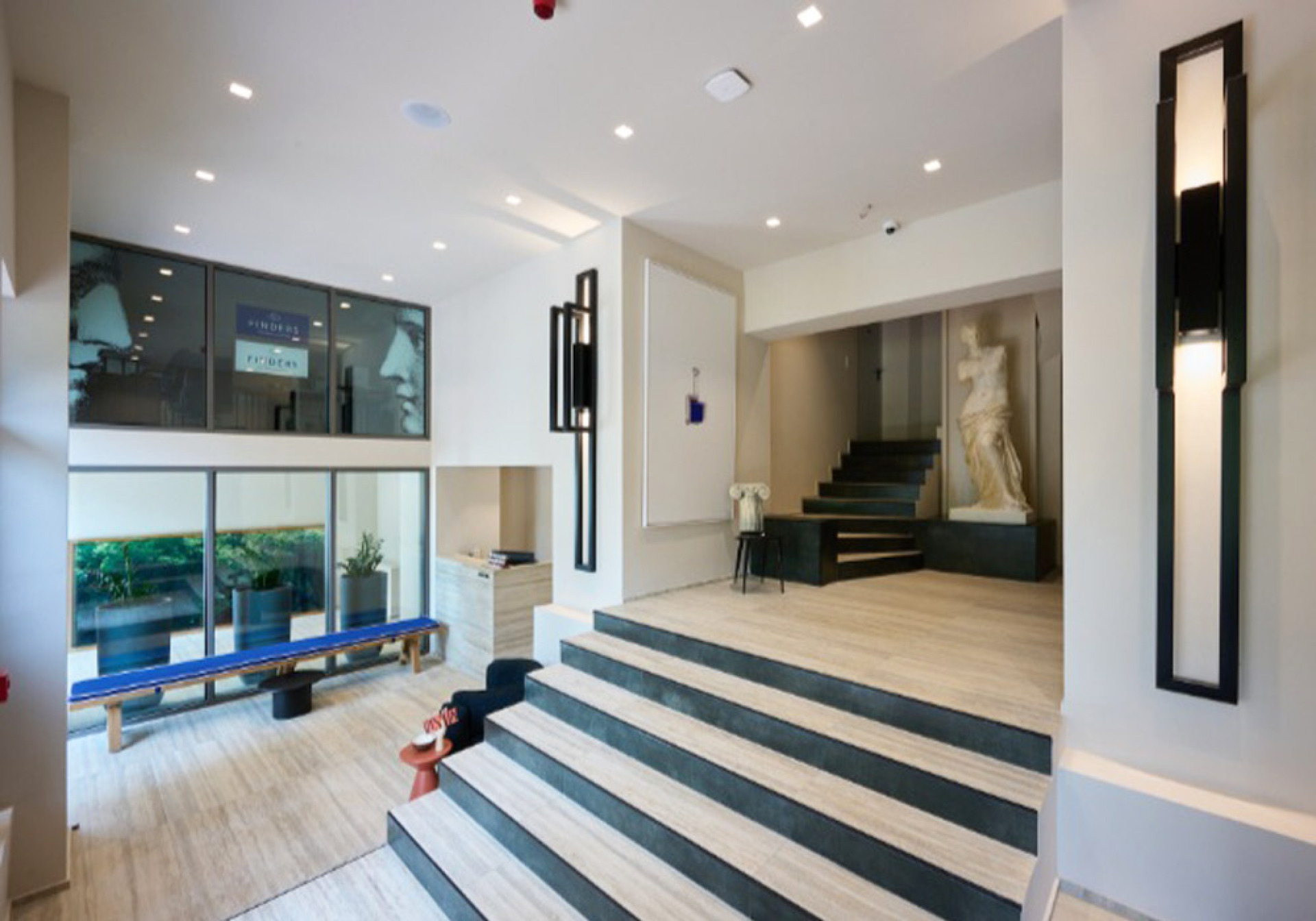 H Αφροδίτη της Μήλου υποδέχεται τους επισκέπτες: Η λιτή και δωρικής αισθητικής είσοδος με το Hellenic Heritage concept του Kirios Criton