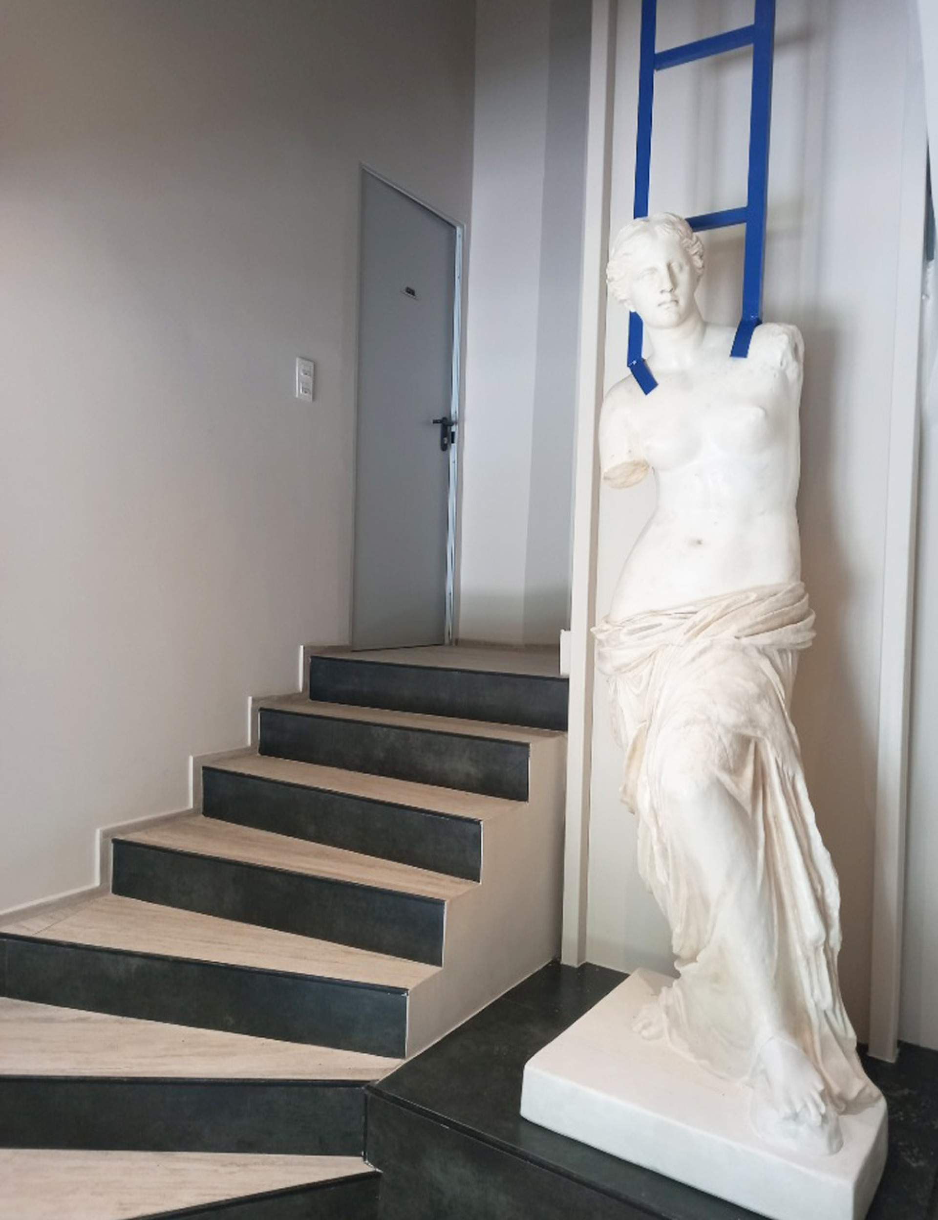 Η Αφροδίτη με ένα γραμματοκιβώτιο ως backpack