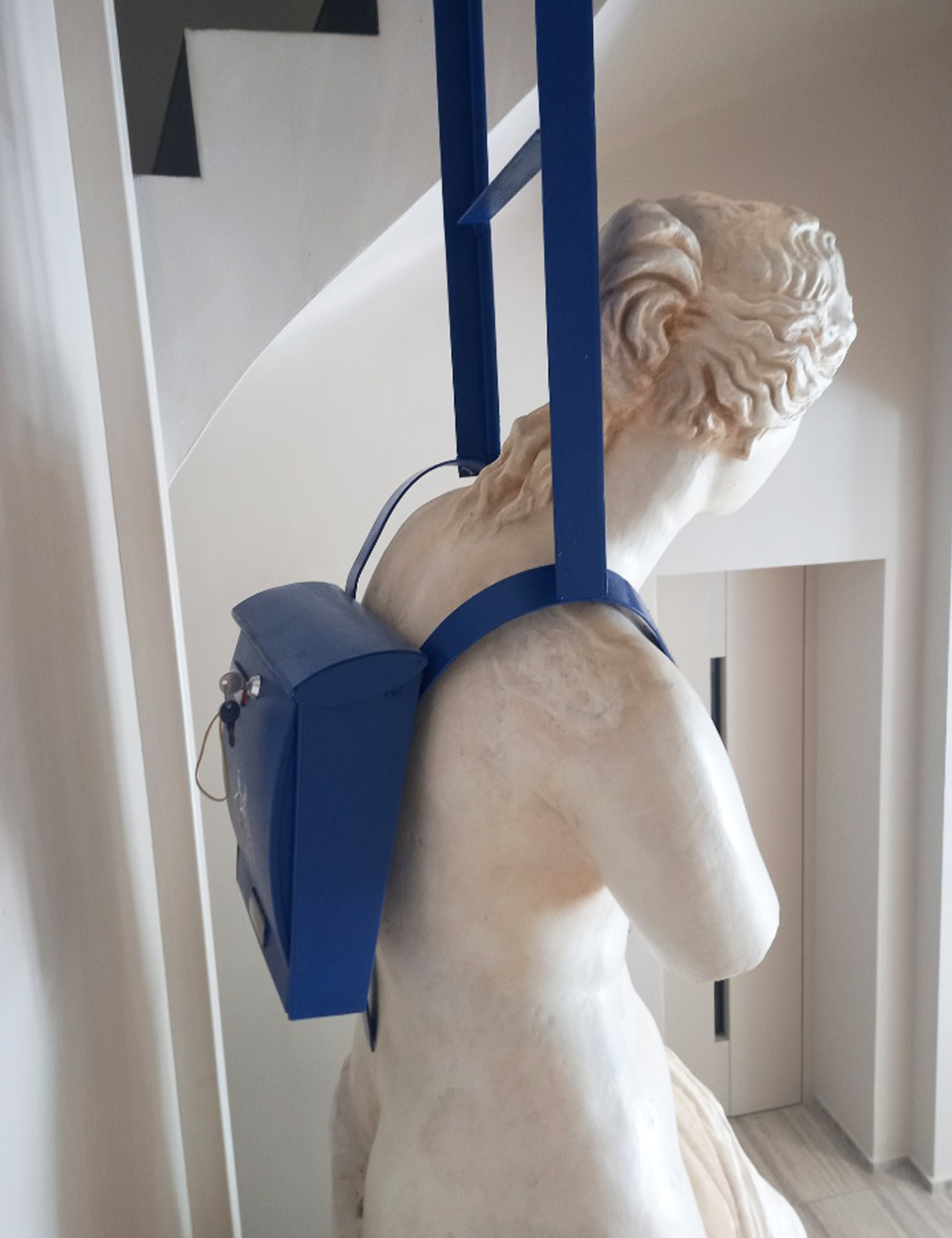 Η Αφροδίτη με ένα γραμματοκιβώτιο ως backpack