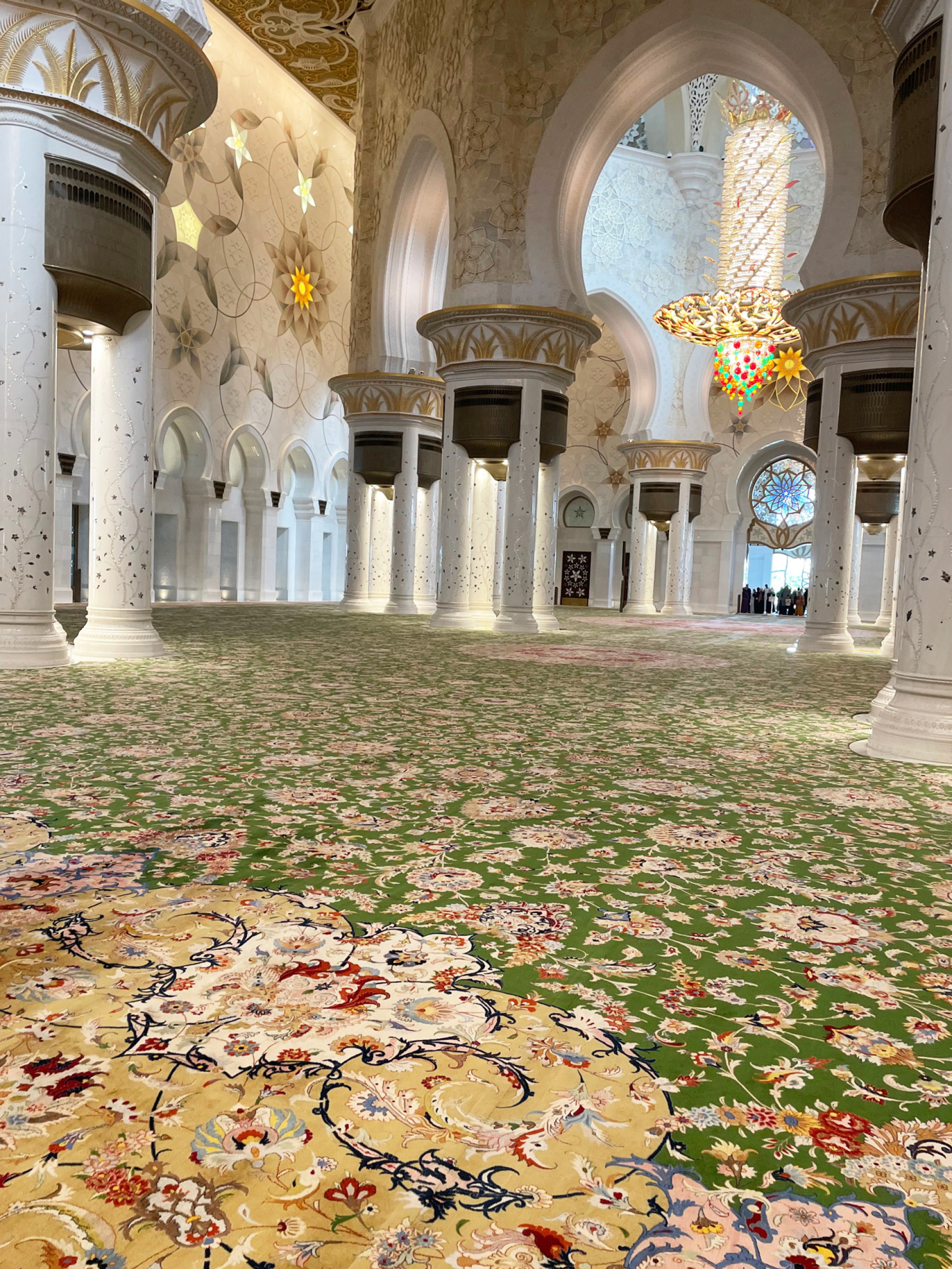 Το μεγαλύτερο χαλί του κόσμου, υφασμένο από μαλλί και μετάξι, στο εσωτερικό του Μεγάλου Τεμένους