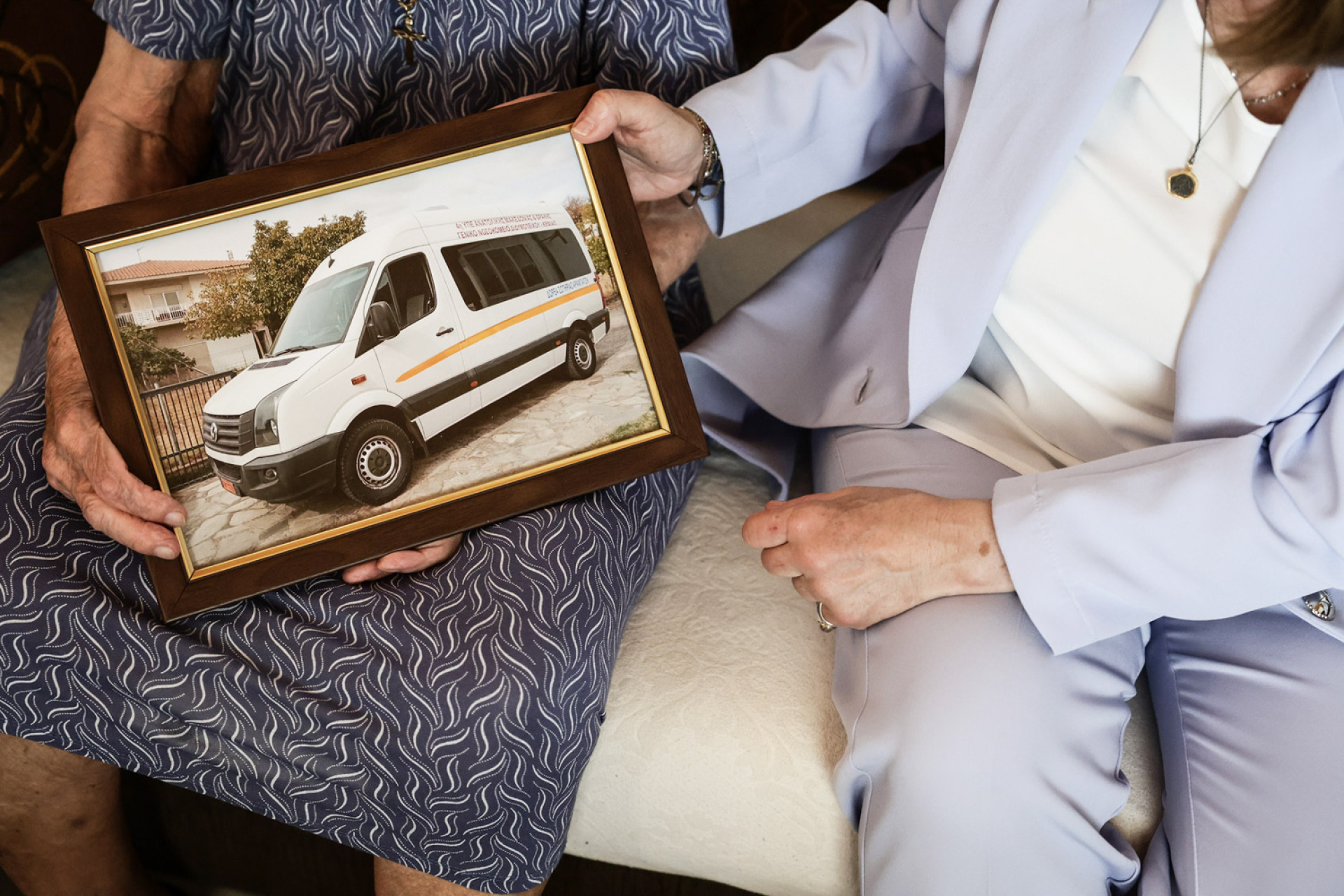 Η κ. Σωτηρία δείχνει τη φωτογραφία με το αυτοκίνητο που γράφει το όνομά της