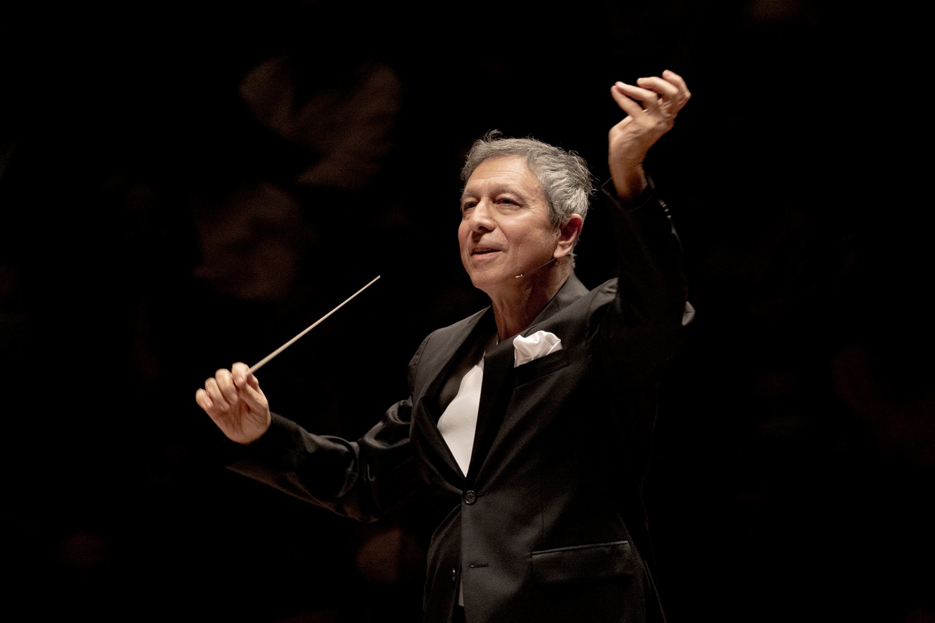 Λουκάς Καρυτινός: Συνέντευξη με τον καλλιτεχνικό διευθυντή της Κρατικής Ορχήστρας Αθηνών και διακεκριμένο μαέστρο.