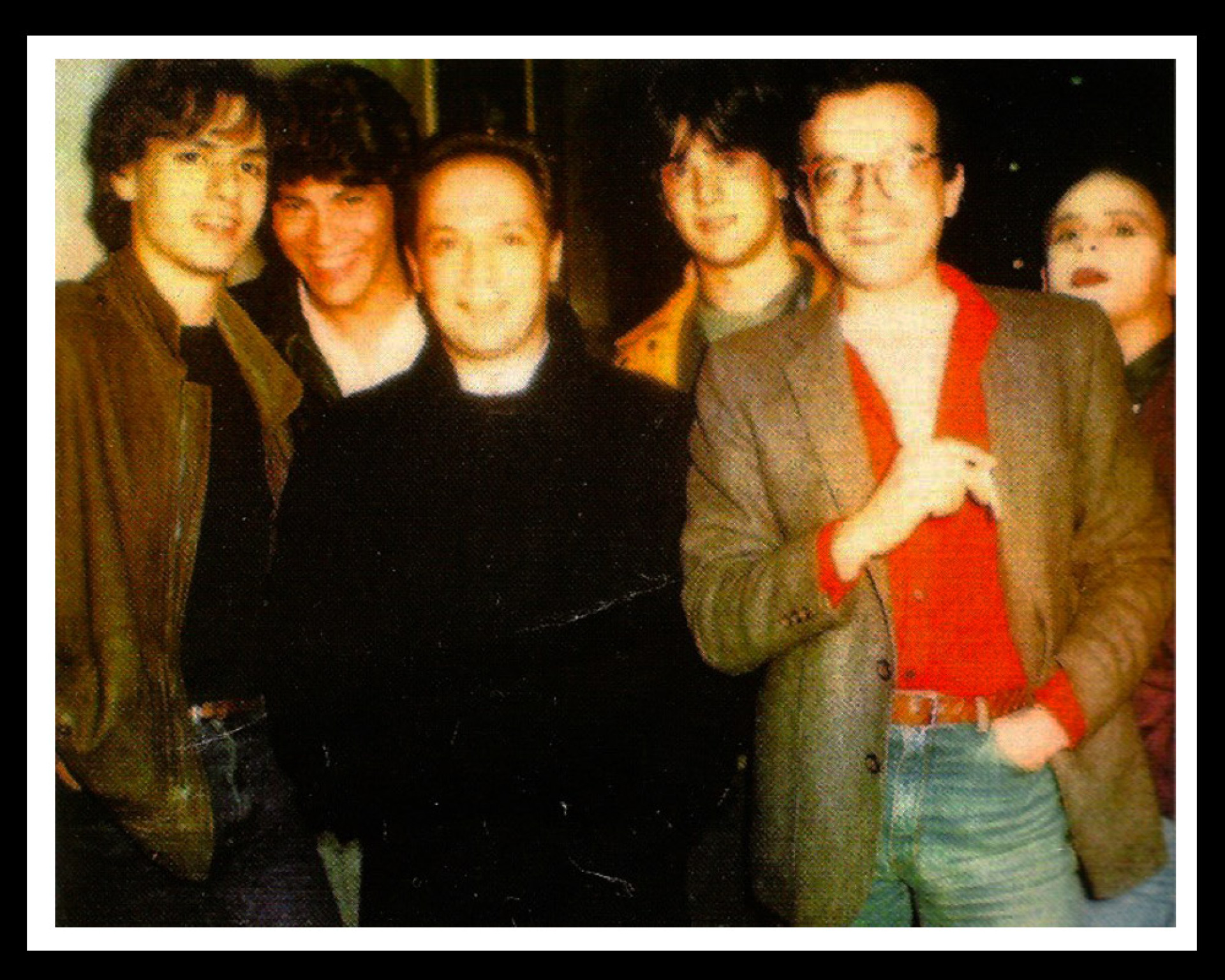 Aποκριάτικη έξοδος με Γιώργο Σκληρό, Ηλία Ψινάκη, Σταμάτη Φασουλή, Άρη Δαβαράκη και η Κινέζα δεξιά στο βάθος, Γιώργος Παυριανός