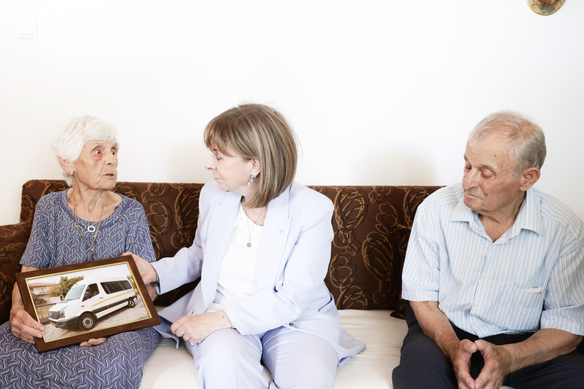 Η κ. Σωτηρία και ο κ. Παναγιώτης Αραμπατζής με την ΠτΔ Κατερίνα Σακελλαροπούλου