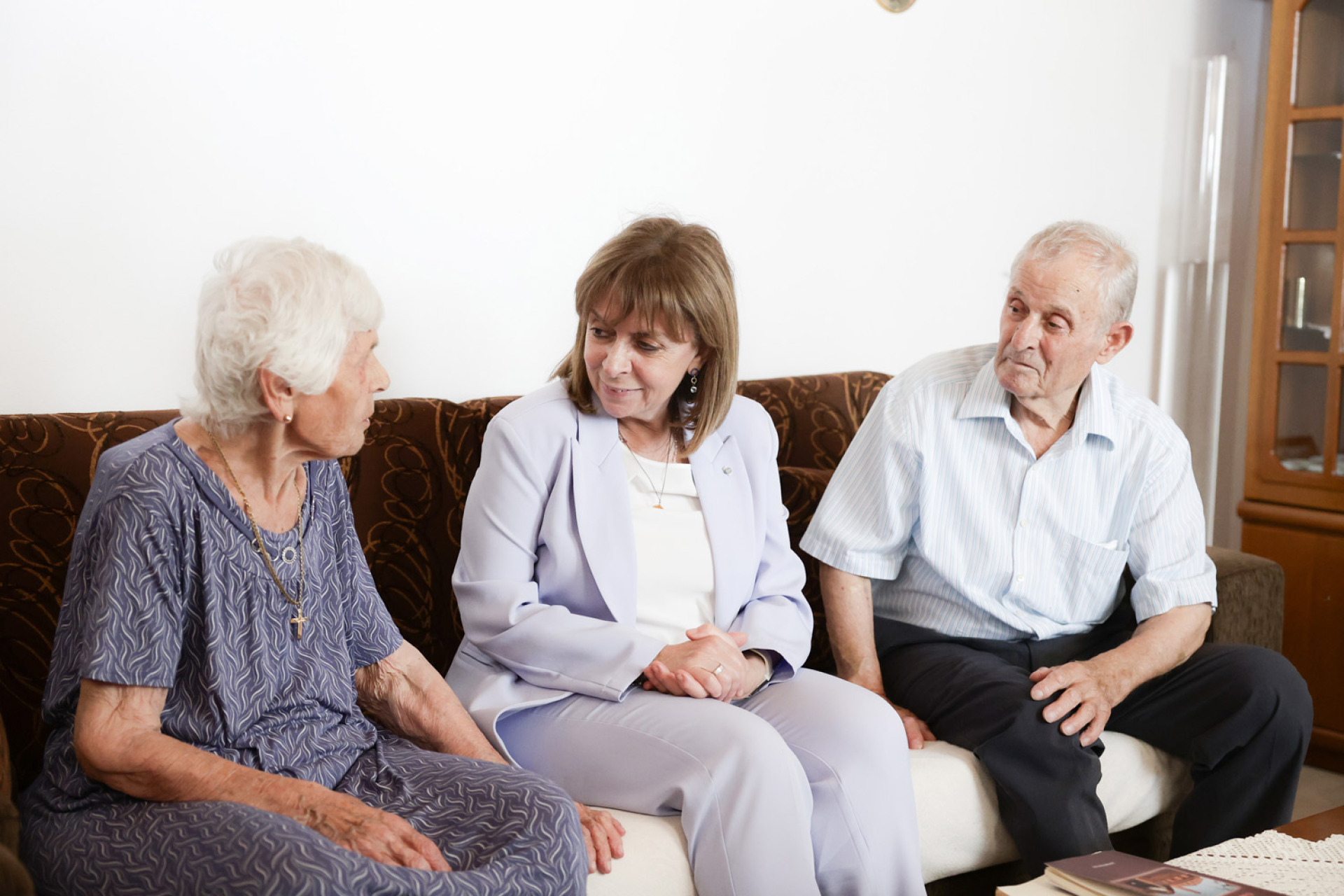 Η κ. Σωτηρία και ο κ. Παναγιώτης Αραμπατζής με την ΠτΔ Κατερίνα Σακελλαροπούλου