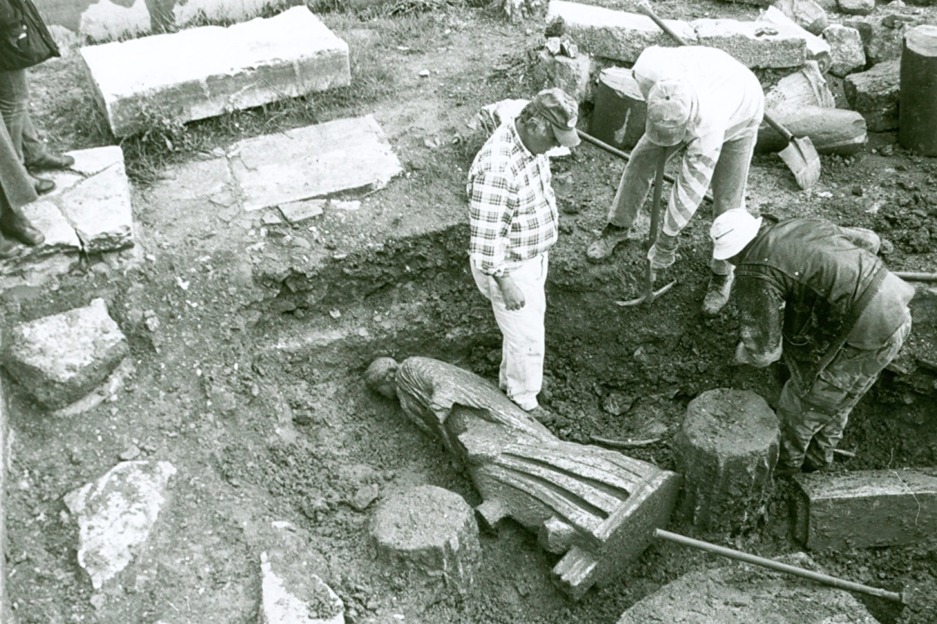 Η στιγμή της αποκάλυψης του αγάλματος της Ίσιδας Πελαγίας κατά την ανασκαφή σε χώρο του θεάτρου. Το άγαλμα χρονολογείται τον 2ο αιώνα μ.Χ. στα χρόνια του αυτοκράτορα Αδριανού