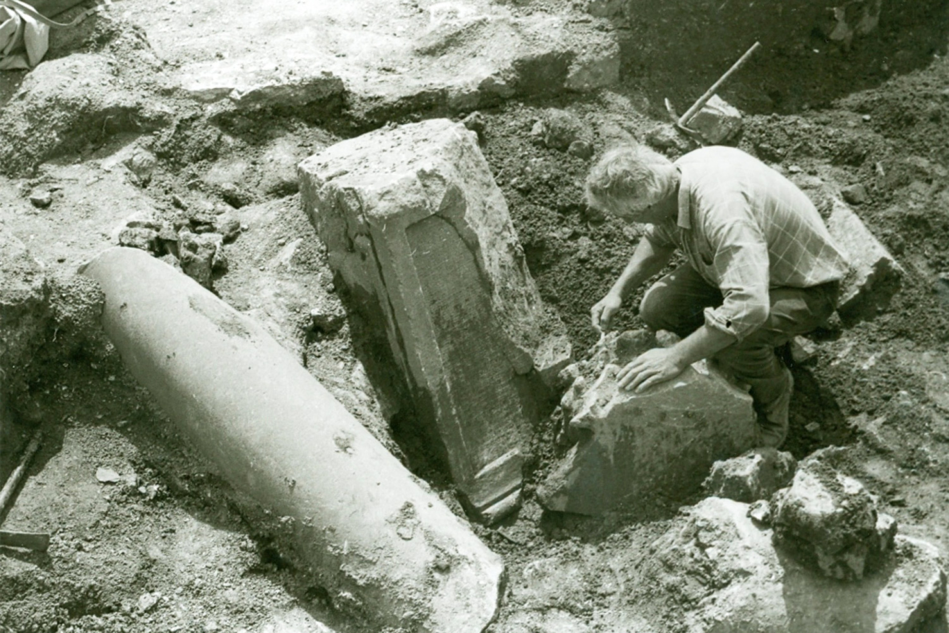 Στις ανασκαφές του θεάτρου αποκαλύφθηκαν δεκάδες θραύσματα γλυπτών και ορισμένα ακέραια έργα που είχαν πέσει από τις κόγχες των ορόφων της σκηνής