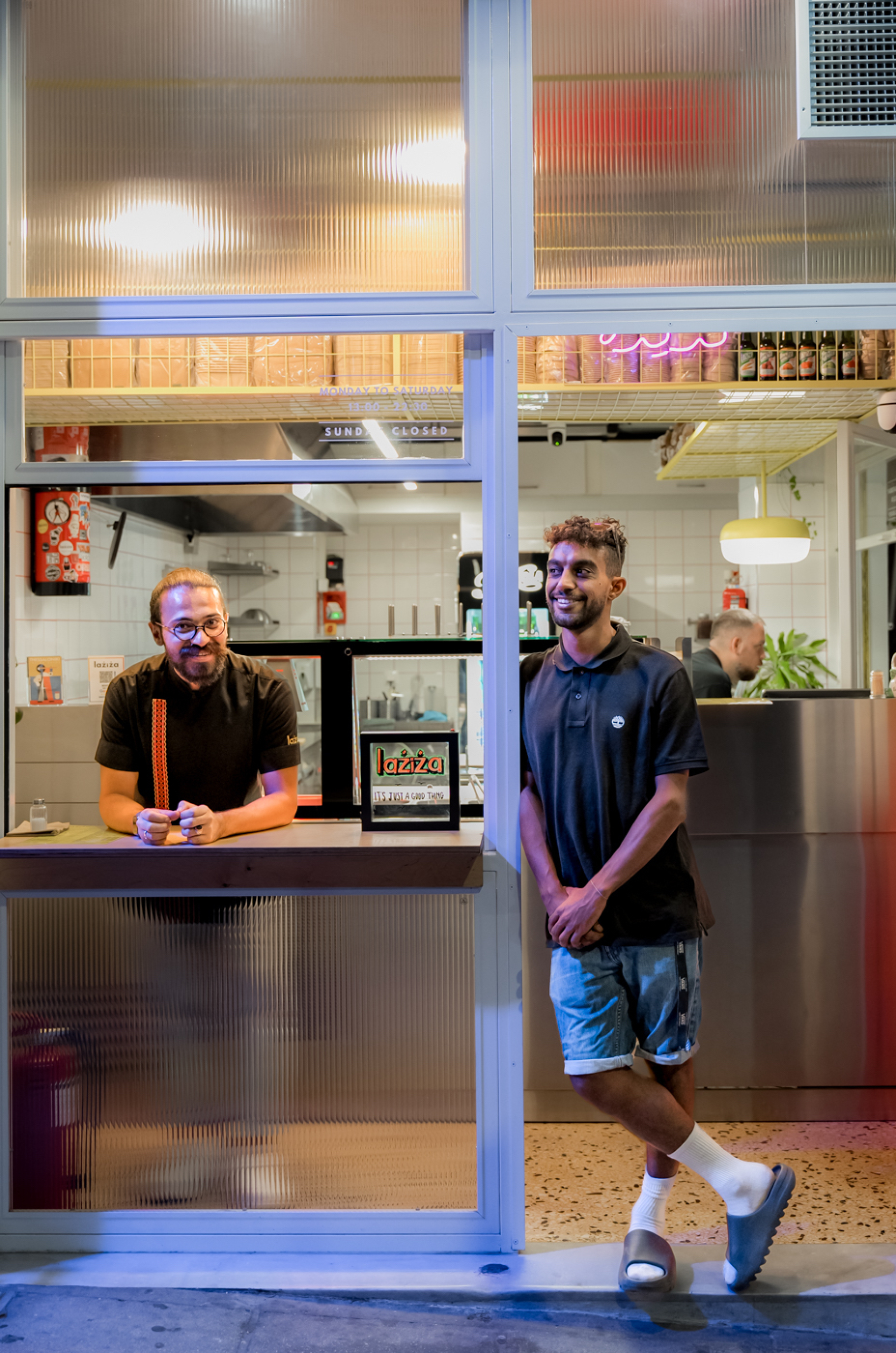 O Σαμ από την Αίγυπτο και ο Μαχμούντ από τη Συρία κερνάνε στο Laziza street food το καλύτερο μπαμπαγκανούς της πόλης 