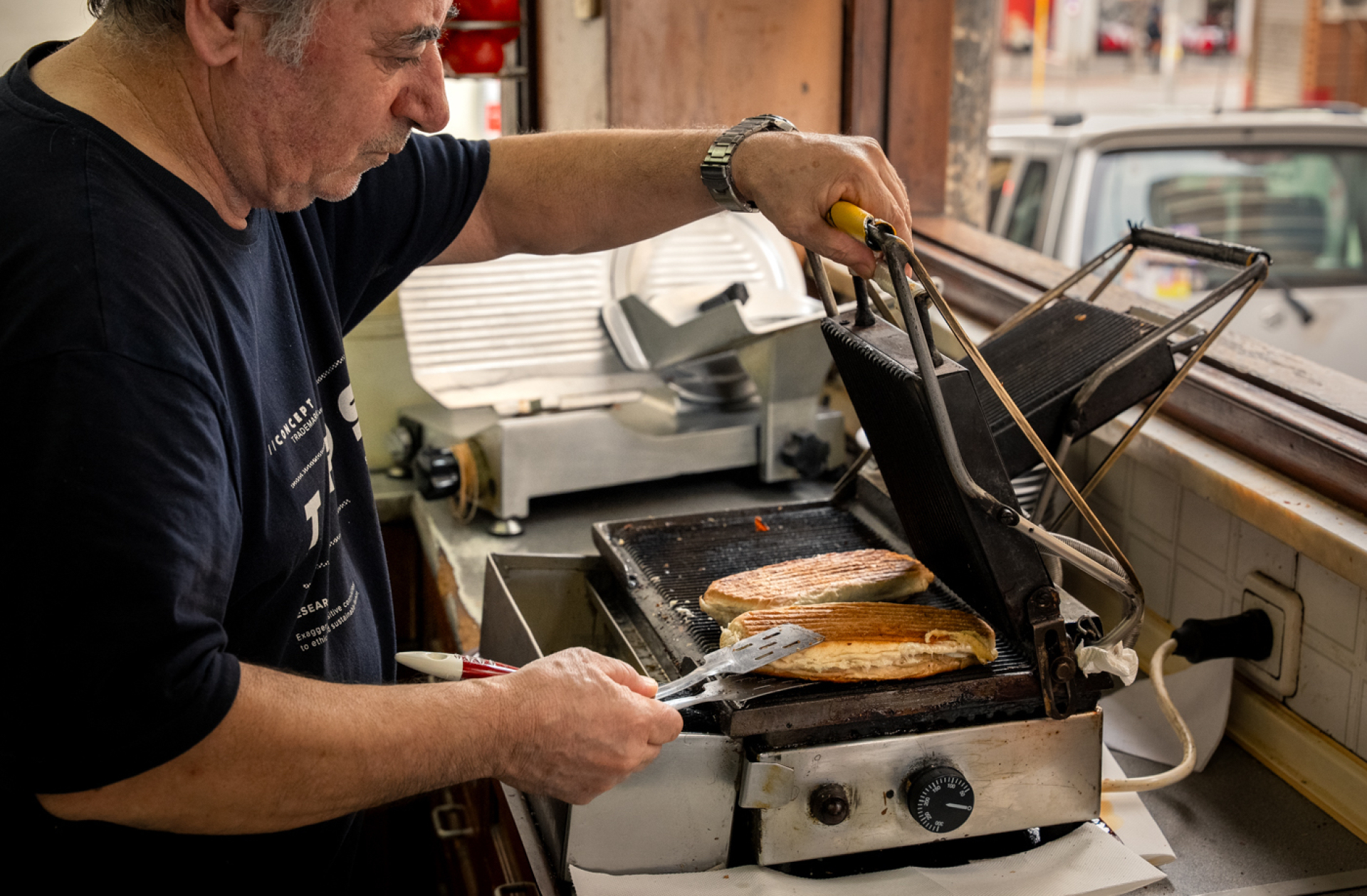 O Αρμπέν Καρατίλι και το διάσημο τοστ «Αμερικάνικο» 