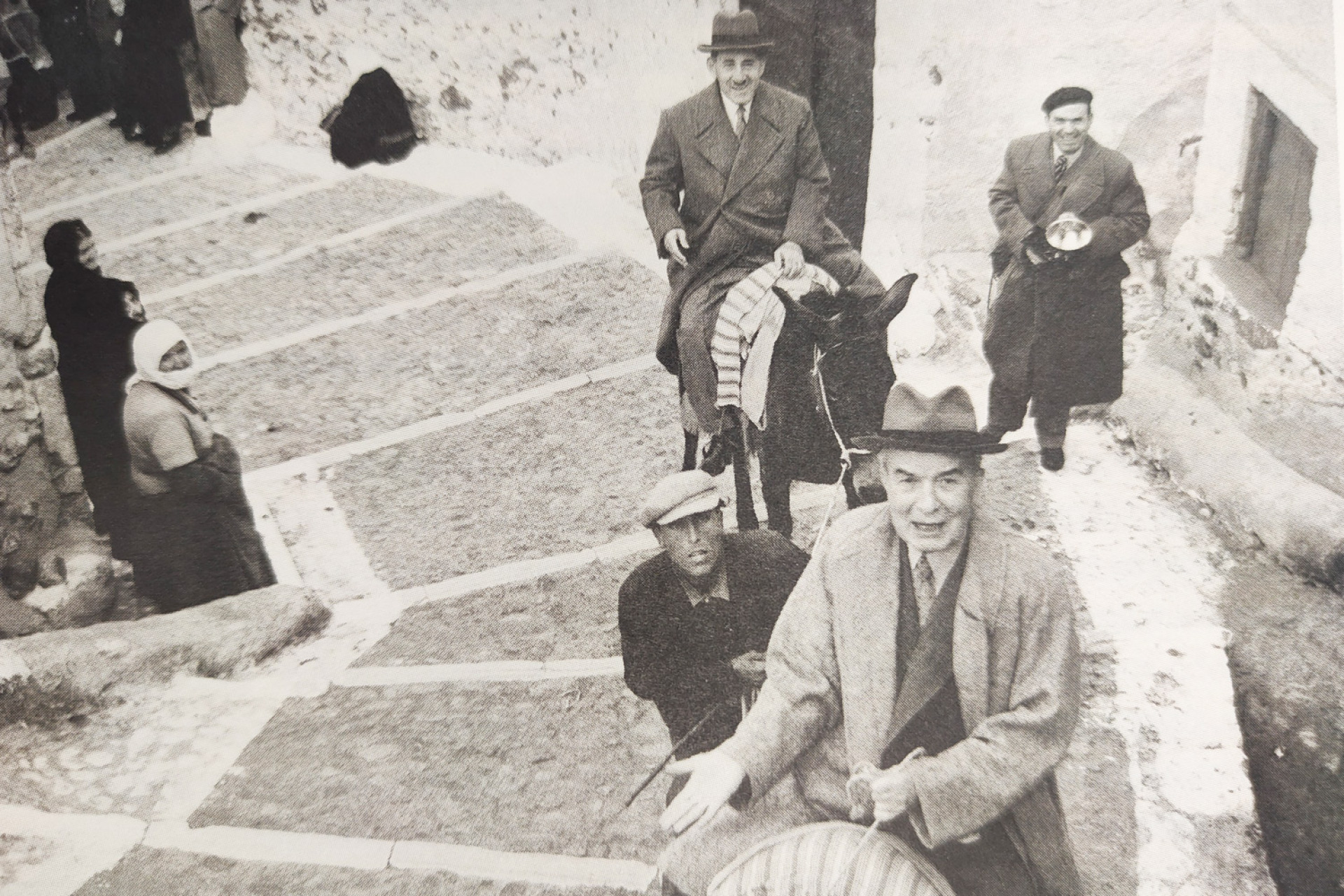 1954 Μάρτιος, Επίσκεψη του Μποδοσάκη στη Σαντορίνη με τον διοικητή της Τράπεζας της Ελλάδος Γεώργιο Μαντζαβίνο