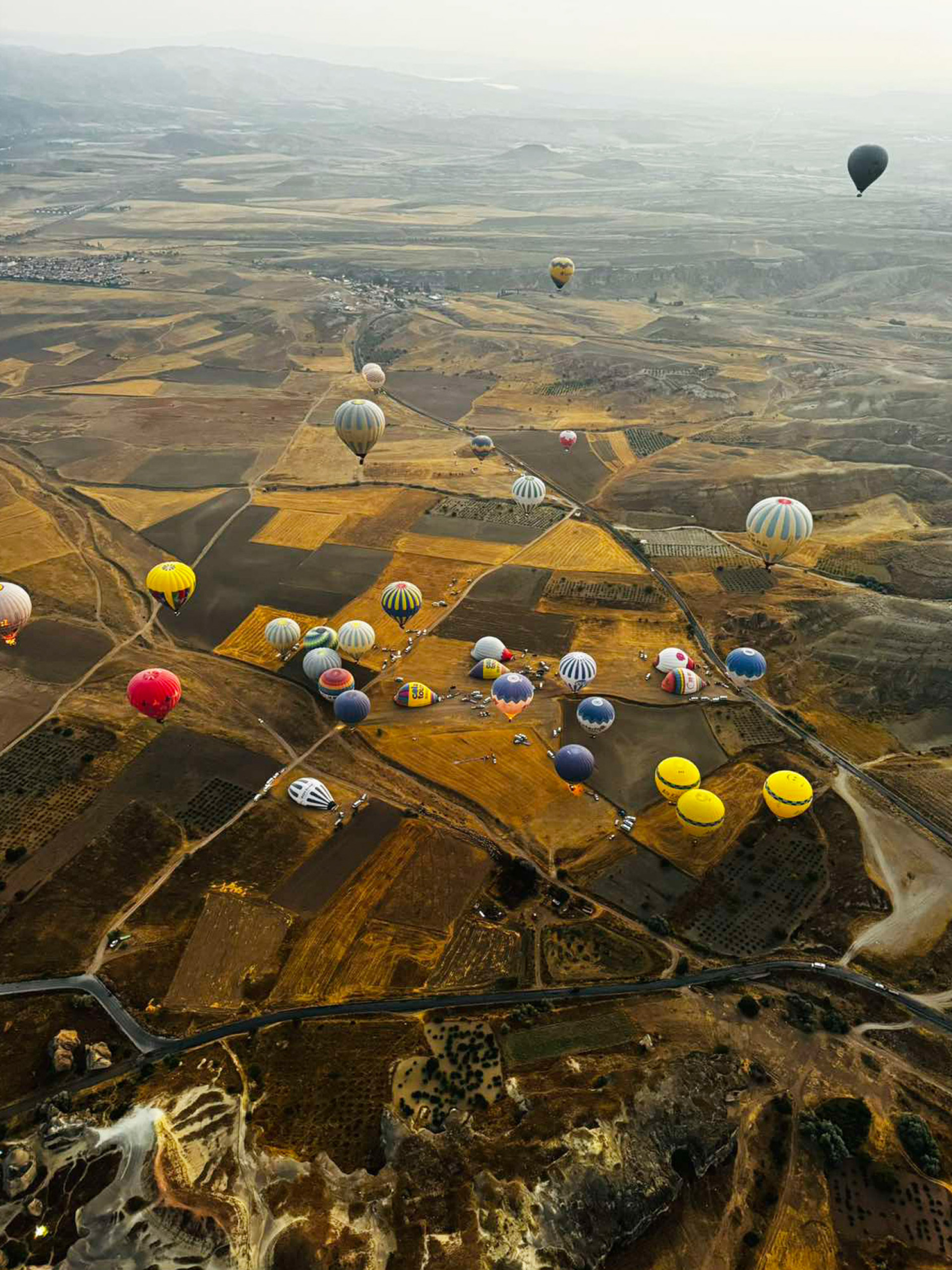 Τα αερόστατα είναι ίσως ο καλύτερος τρόπος για να δει κανείς τη μαγευτική ομορφιά της περιοχής, απολαμβάνοντας ταυτόχρονα την ανατολή του Ηλίου