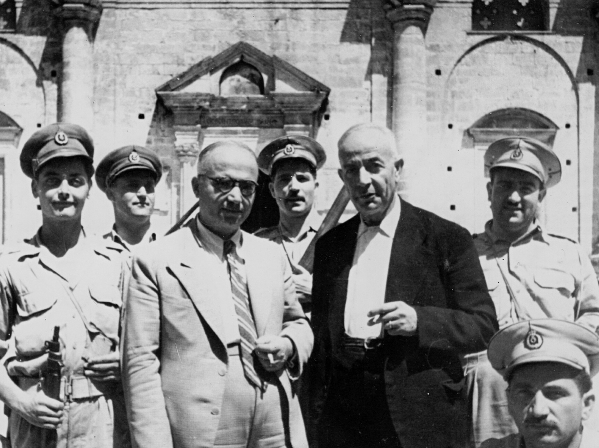 Ο Χ. Σειραδάκης Νομάρχης Χανίων με το γενικό Διοικητή Κρήτης Χ. Τζιφάκη έξω από το κτίριο της Νομαρχίας, Χανιά, Μάρτιος 1947 (Αρχείο Χ. Σειραδάκη).