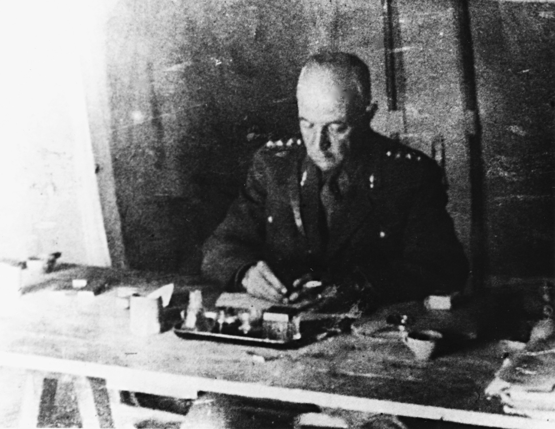 Β ́ παγκόσμιος πόλεμος, Μέση Ανατολή. Ο Χ. Σειραδάκης διοικητής Κέντρου Κατατάξεως και Διαλογής (ΚΚΔ), έρημος Ισμαηλίας, Αίγυπτος, 1944 (Αρχείο Χ. Σειραδάκη).