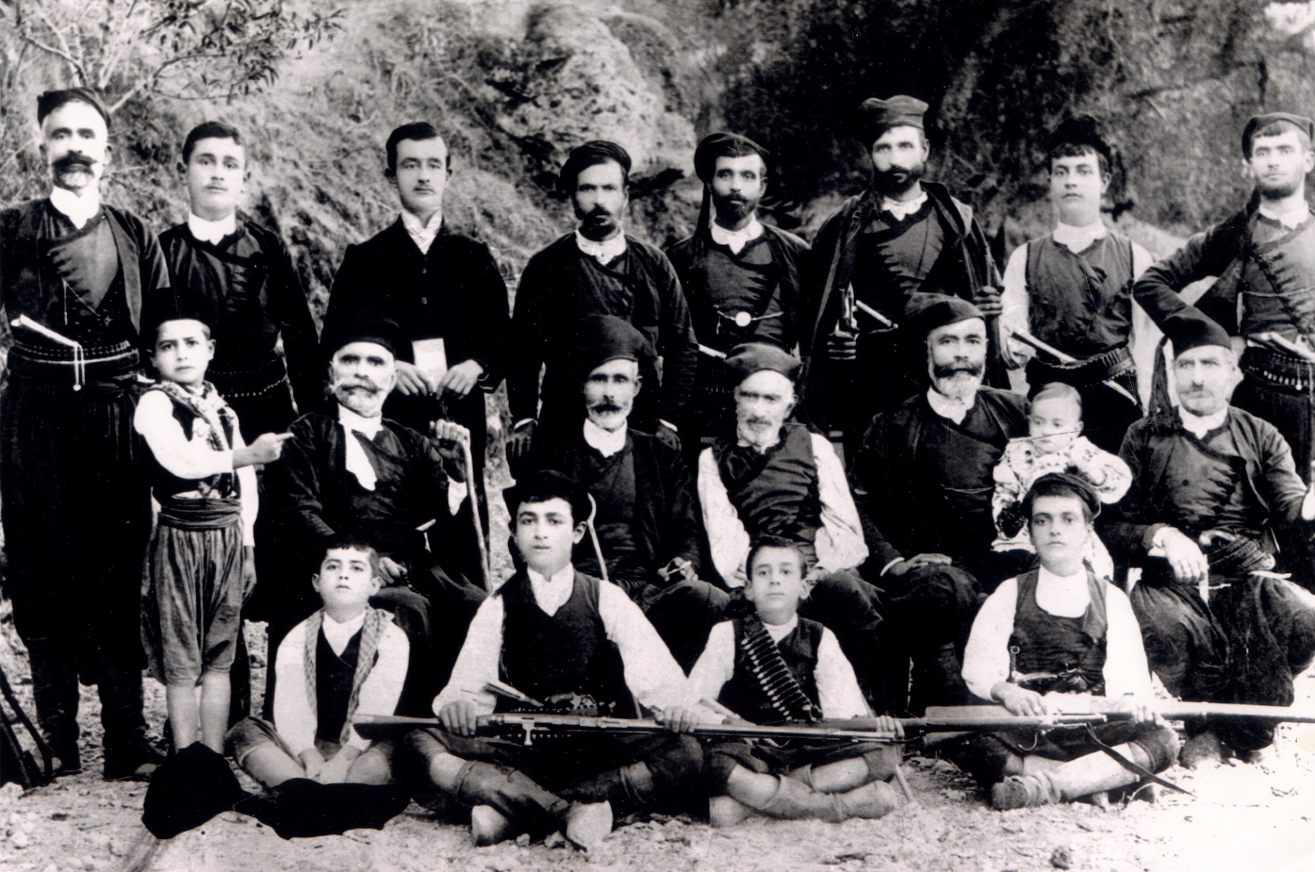 Ιστορική φωτογραφία της οικογένειας των Σειράδων στο Λειβαδά Σελίνου το 1902. Ο Χαράλαμπος Σειραδάκης όρθιος δεύτερος από δεξιά (Αρχείο Χ. Σειραδάκη).