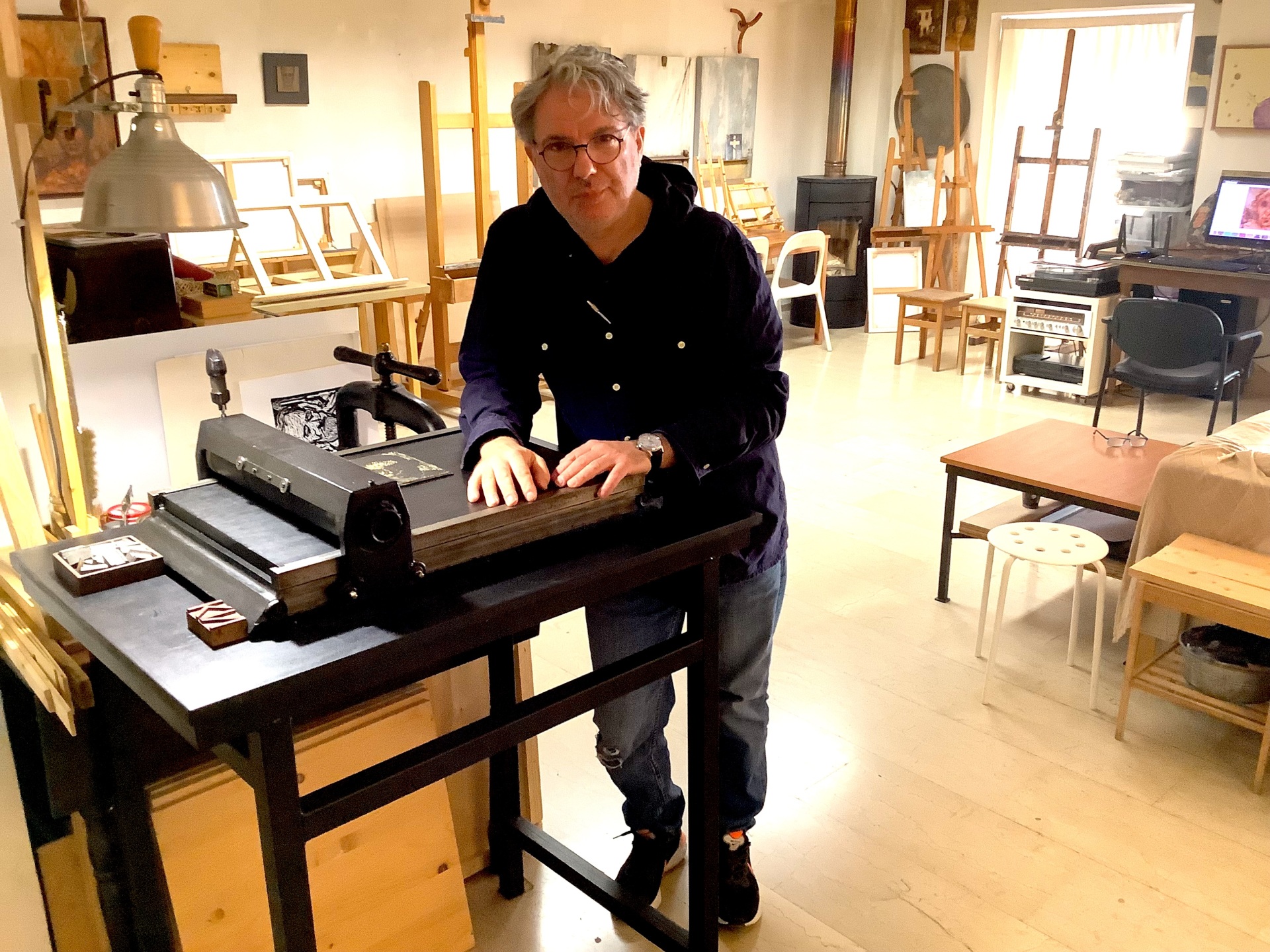 Ο εικαστικός Νίκος Κουλακιώτης 