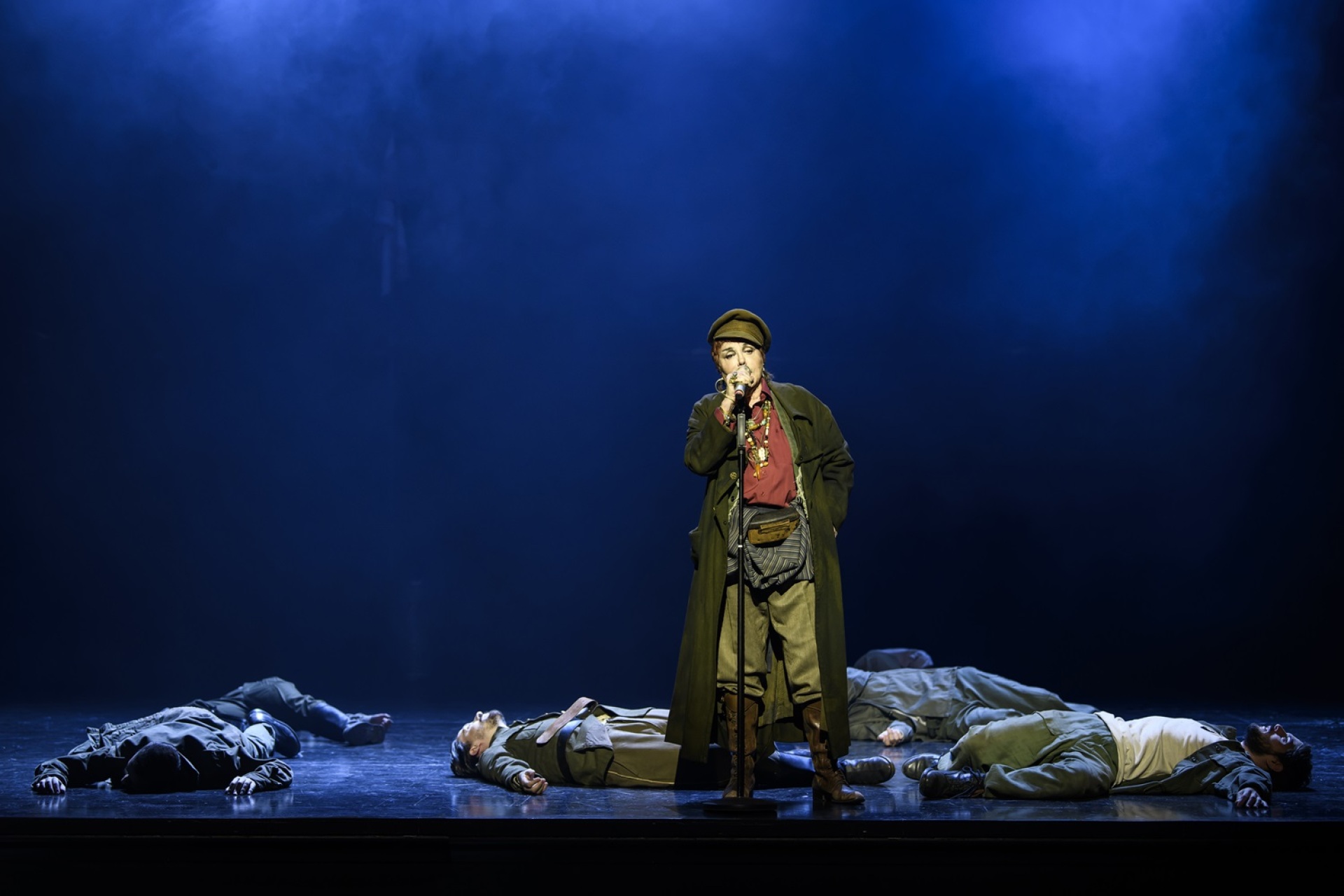 Πάμε θέατρο τα Χριστούγεννα; 60 παραστάσεις που προτείνουμε