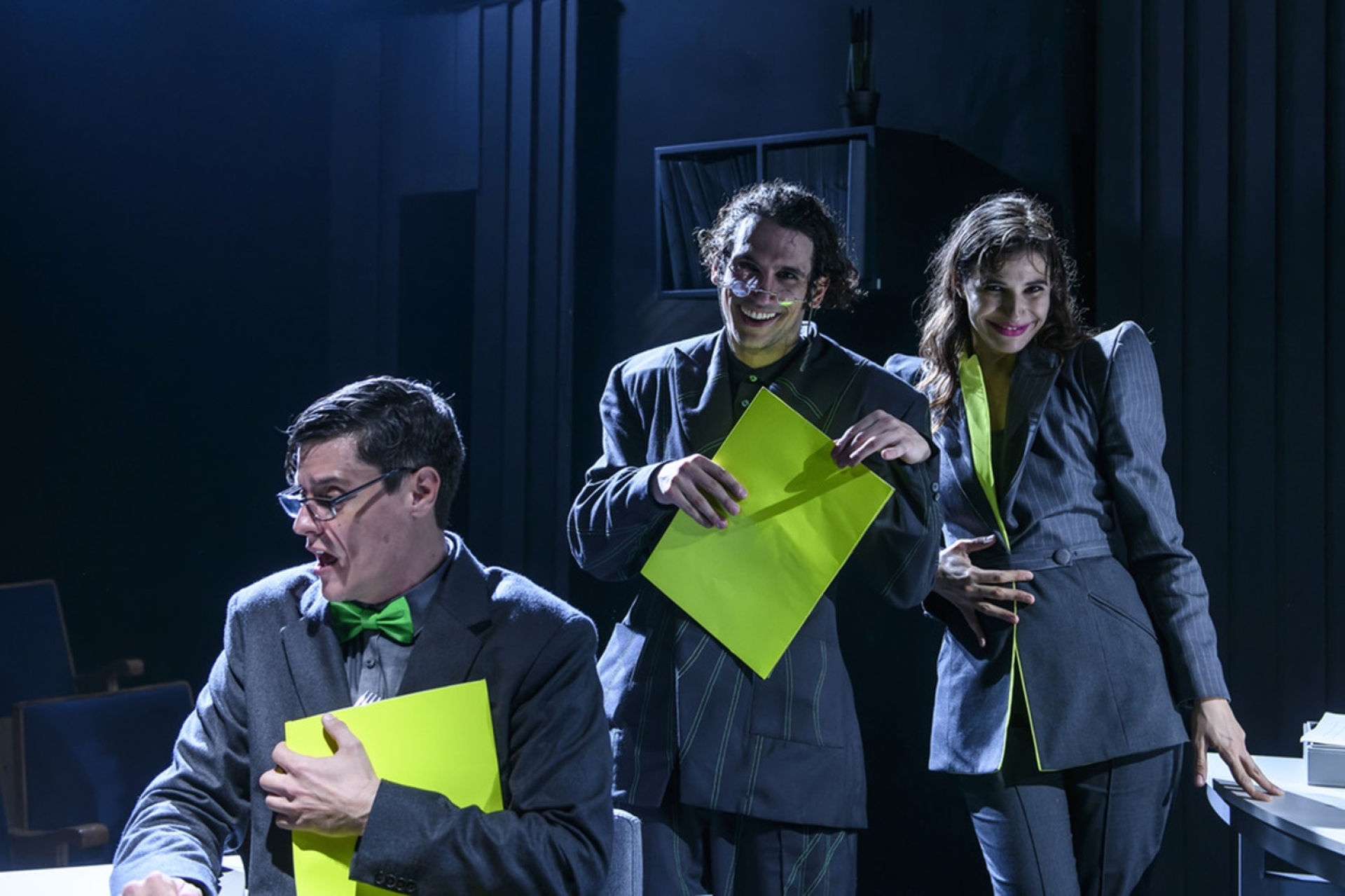 Πάμε θέατρο τα Χριστούγεννα; 60 παραστάσεις που προτείνουμε