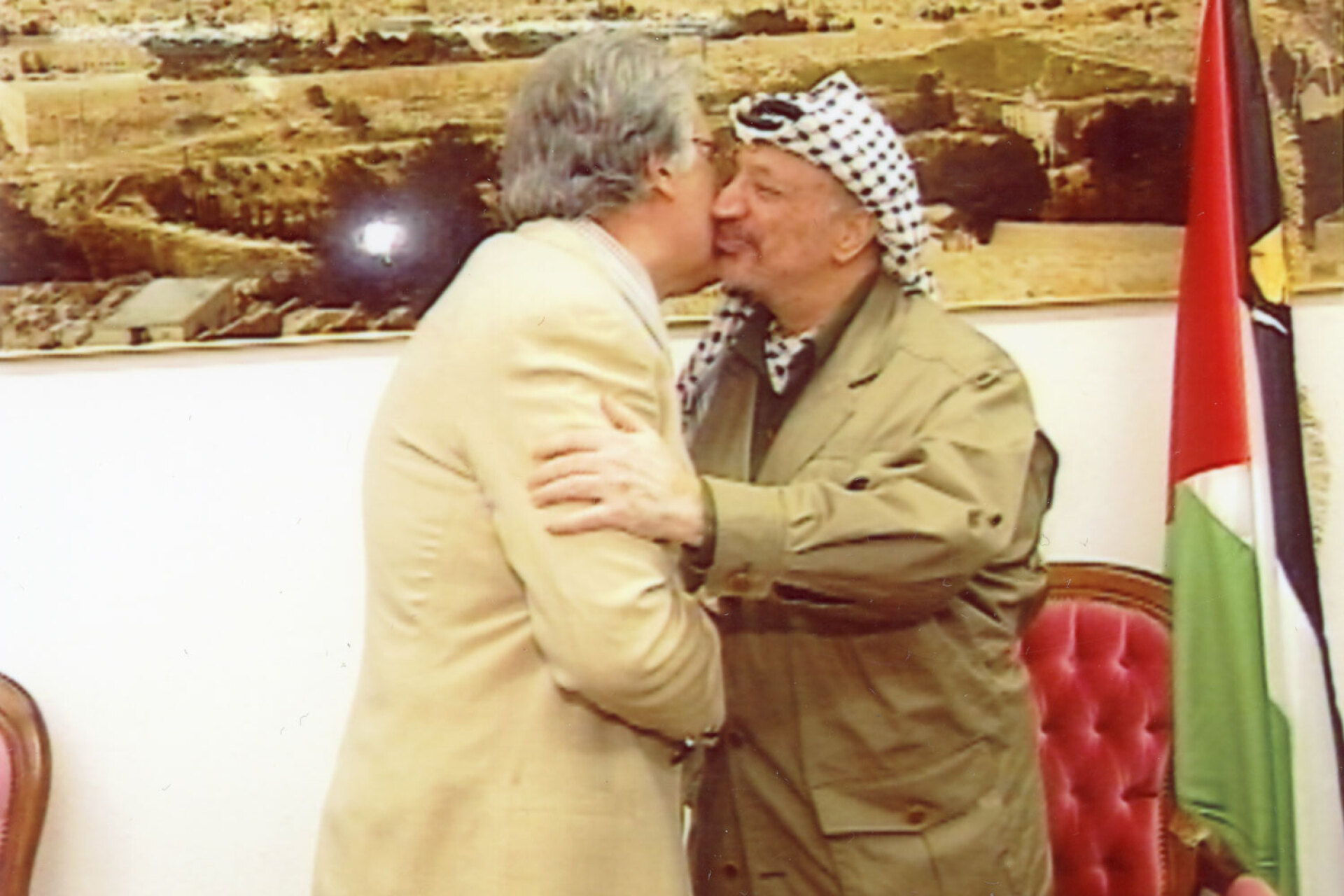 Ο Πρόεδρος του Ομίλου, δρ Γιώργος Β. Αποστολόπουλος με τον Γιάσερ Αραφάτ