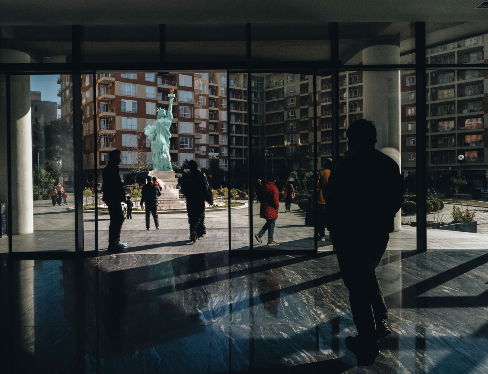 Life in Limbo, Φωτογραφίζοντας πρόσφυγες από το Αφγανιστάν που φιλοξενούνται σε πεντάστερο ξενοδοχείο στην Αλβανία