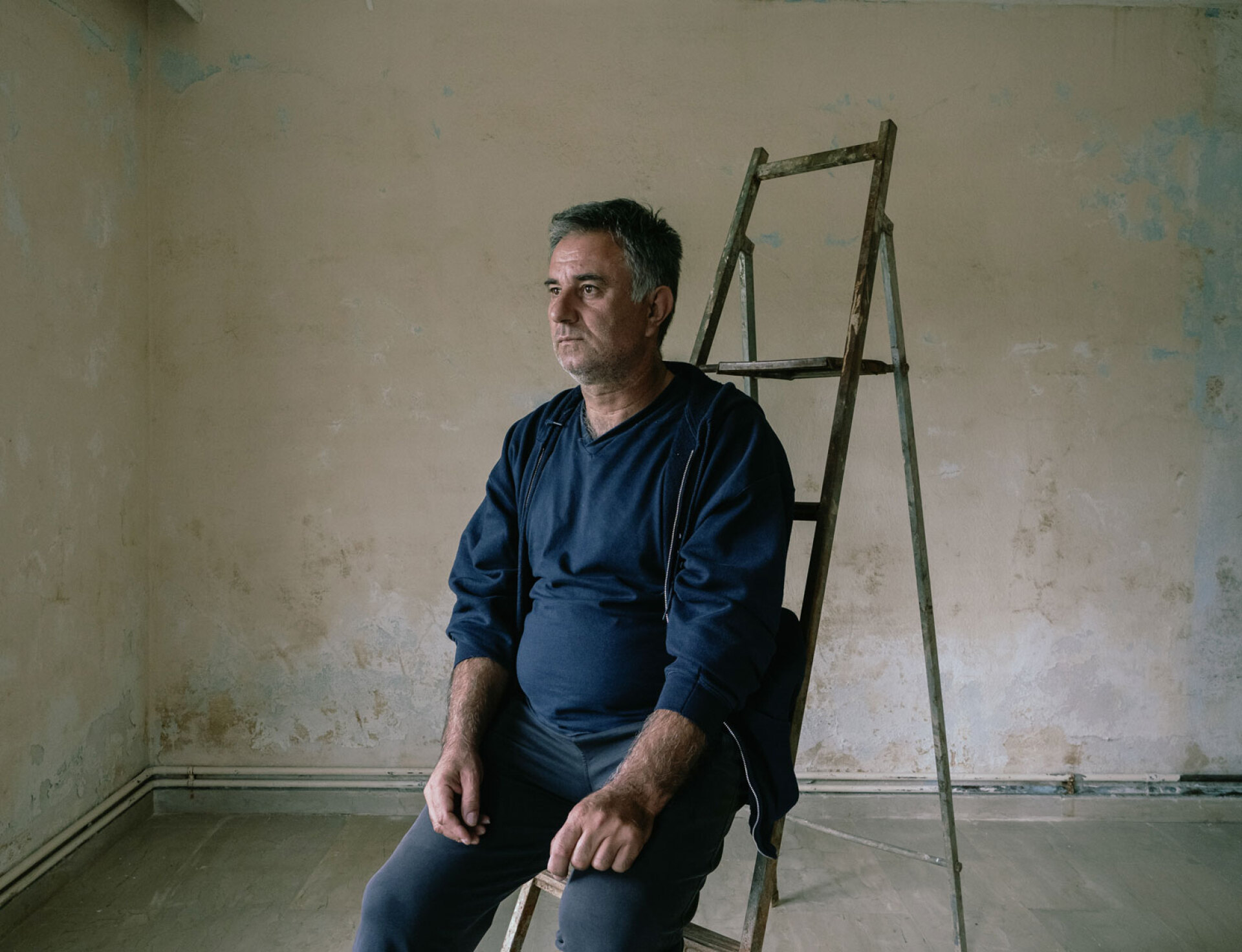 Ο επαγγελματίας οδηγός κ. Σωτήρης Γιώτας κάνει ένα διάλειμμα από τον καθαρισμό του σπιτιού του, αβέβαιος αν μπορεί να επιστρέψει λόγω πιθανών μελλοντικών πλημμυρών