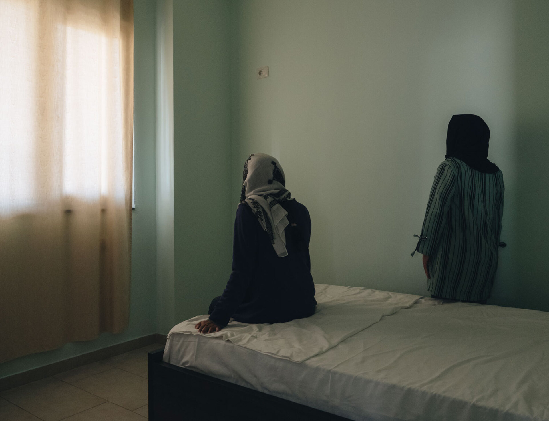 Life in Limbo, Φωτογραφίζοντας πρόσφυγες από το Αφγανιστάν που φιλοξενούνται σε ξενοδοχείο στην Αλβανία