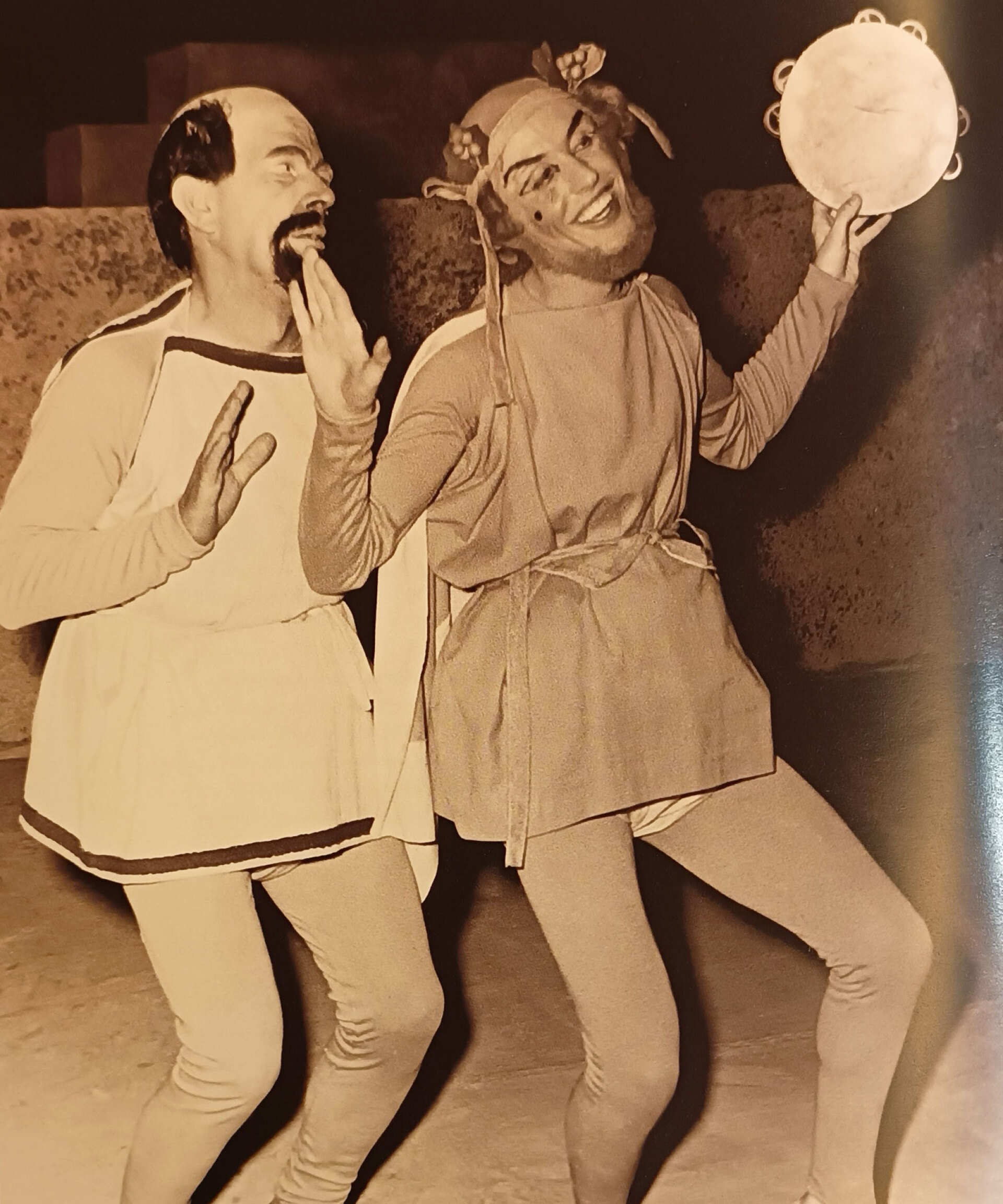 «Όρνιθες» του Κάρολου Κουν: Μια παράσταση που σφράγισε την ιστορία του ελληνικού θεάτρου. Την παρακολούθησαν περισσότεροι από 3.500 θεατές στο Ηρώδειο, 1959