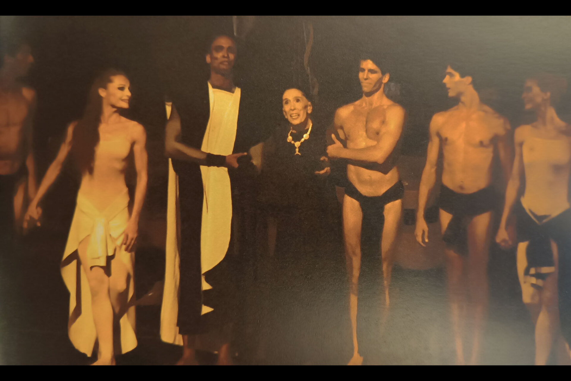 Οι χορευτές του μπαλέτου της, ανεβάζουν τη Μάρθα Γκράχαμ στη σκηνή του Ηρωδείου, 1990