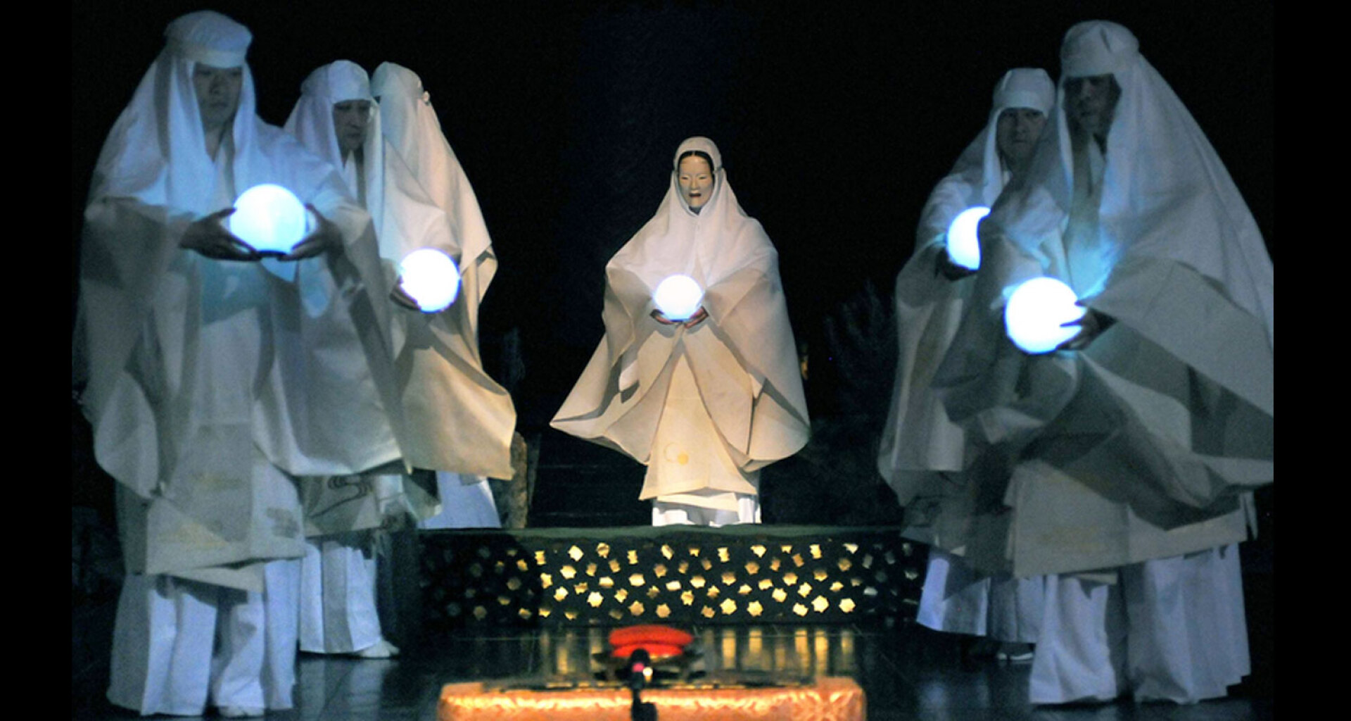 «Νέκυια», με το ιαπωνικό θέατρο Νο, σε σκηνοθεσία Μ. Μαρμαρινού, Επίδαυρος, 2015