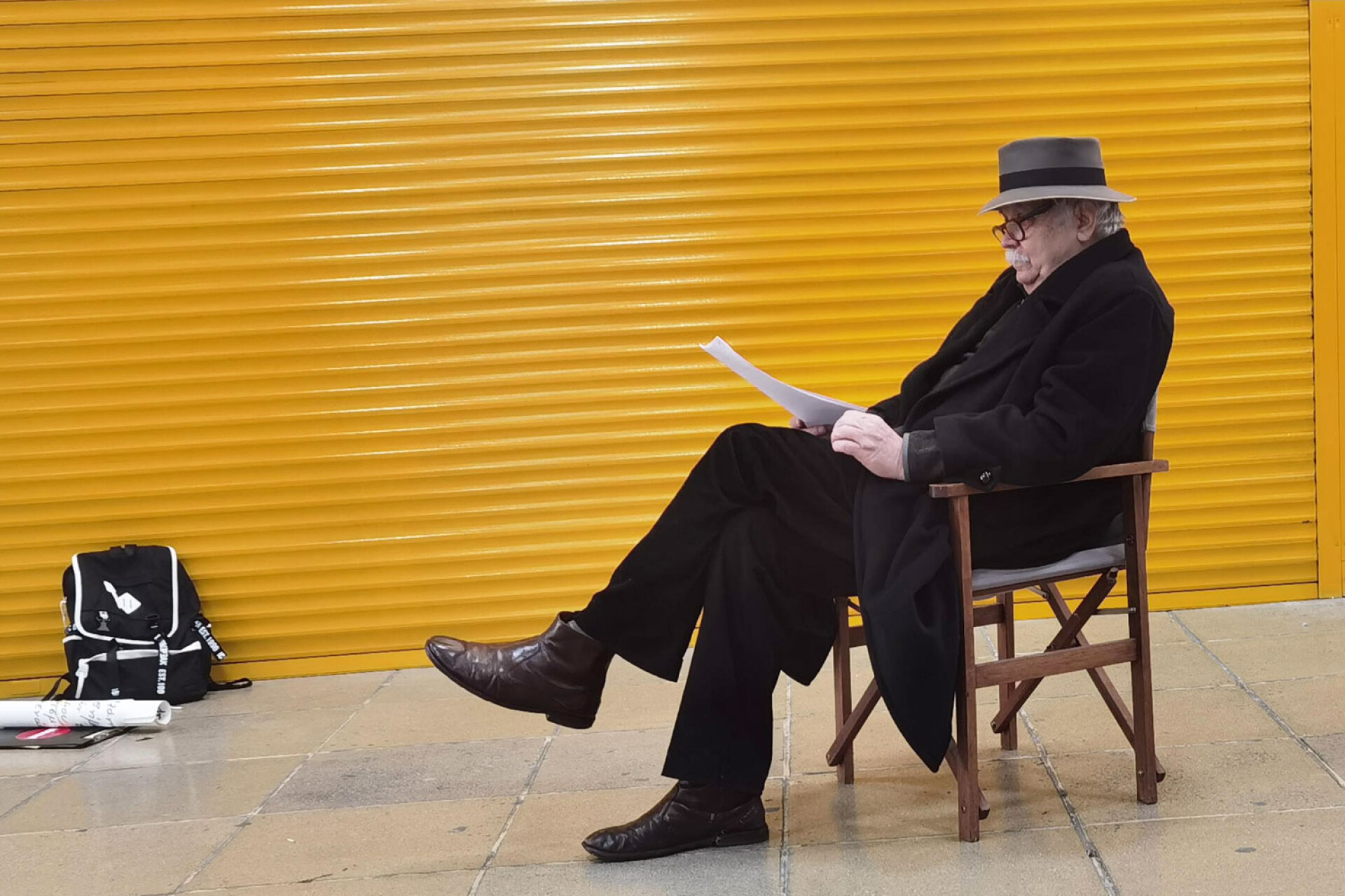 «Υστερόγραφο: Από το τέρμα των λεωφορείων στο θέατρο Τέχνης» του Λάκη Παπαστάθη