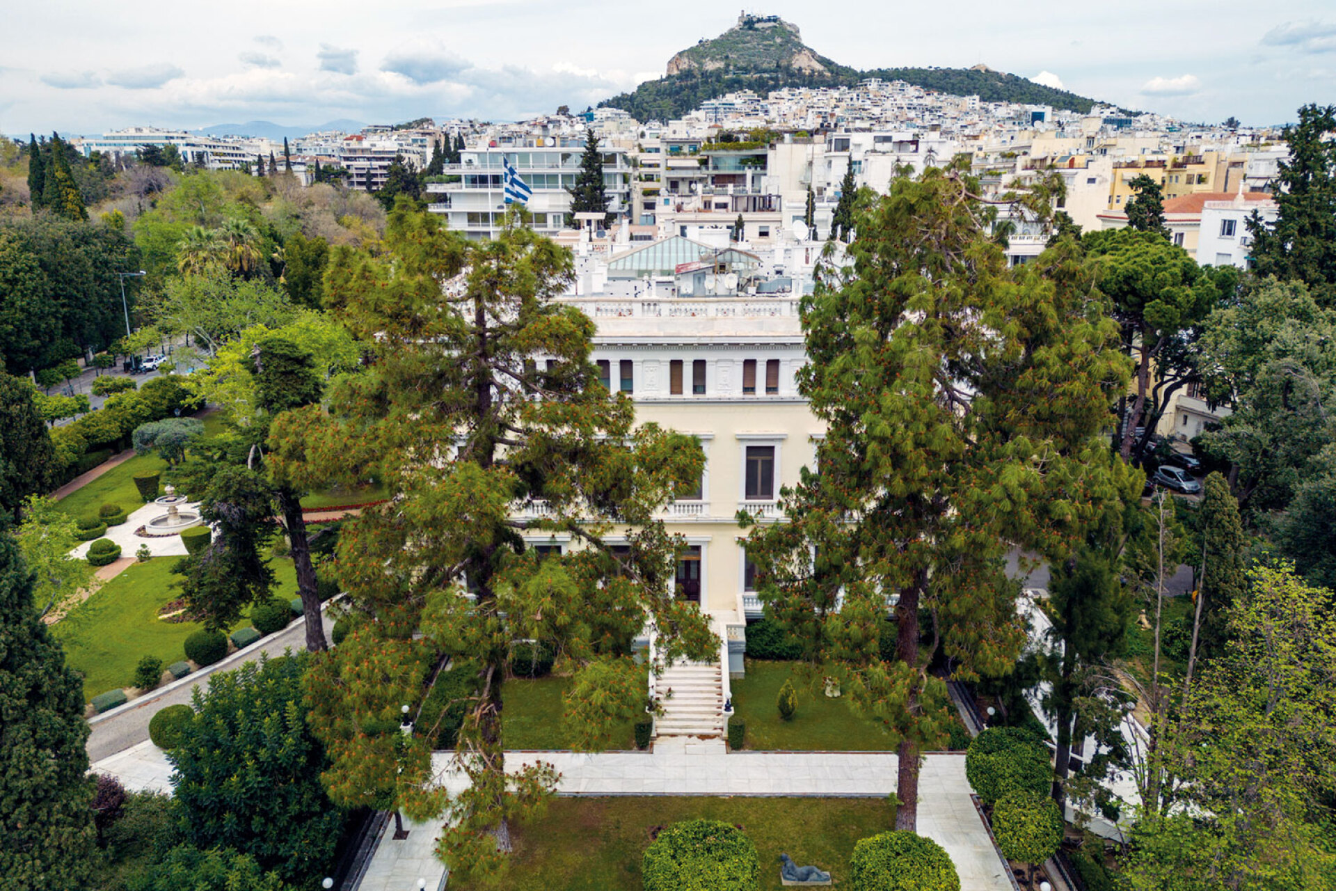 Κάτω από την σκέπη του Λυκαβηττού, στην καρδιά του αθηναϊκού, αστικού τοπίου, υψώνεται το Προεδρικό Μέγαρο