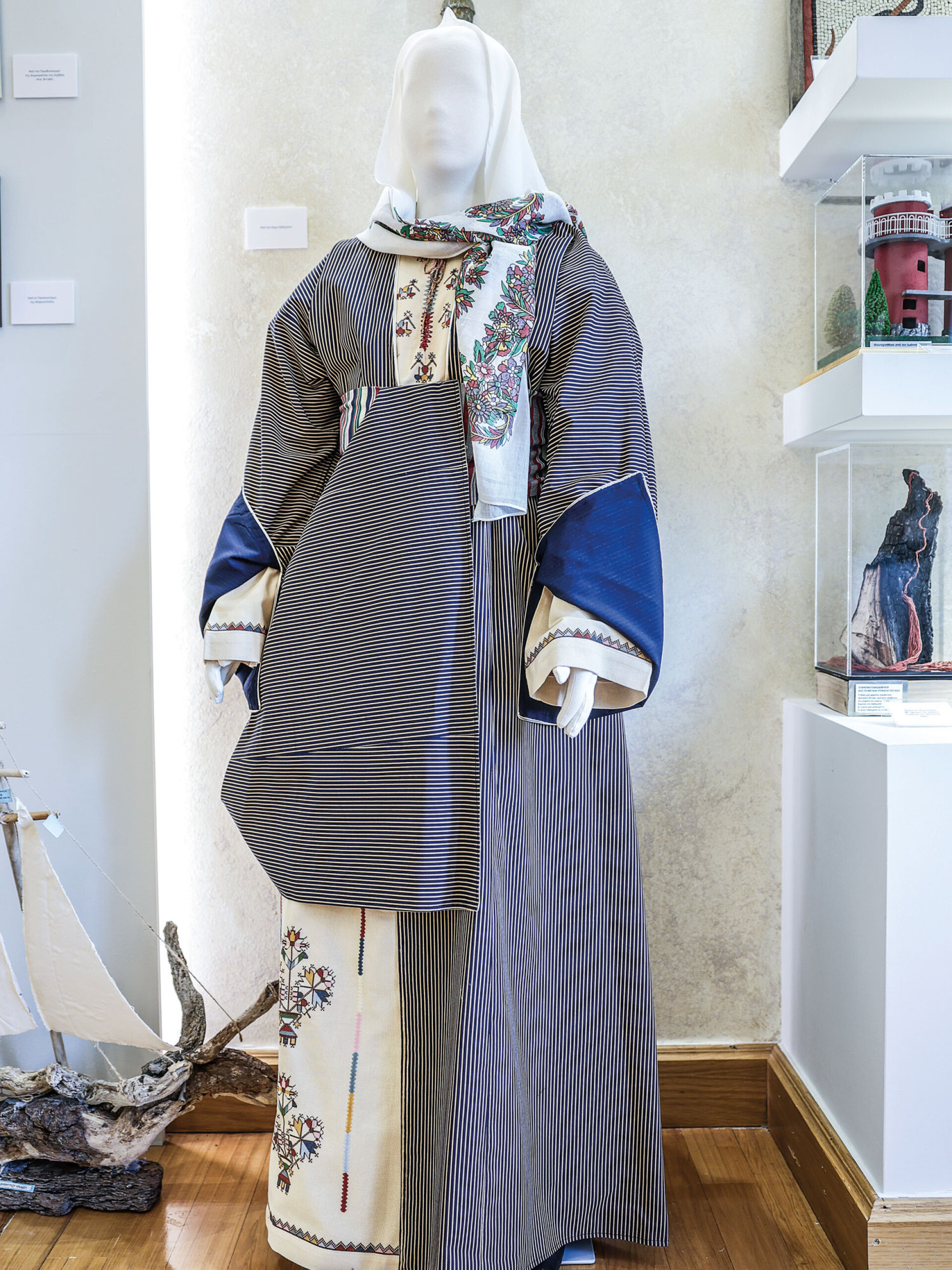 Παραδοσιακή γυναικεία φορεσιά της Καλύμνου, με όλα τα μέρη της ενδυμασίας, πουκάμισο, καβάδι, κοντογέλεκο, νενδρέικη ζώνη, κάλτσες