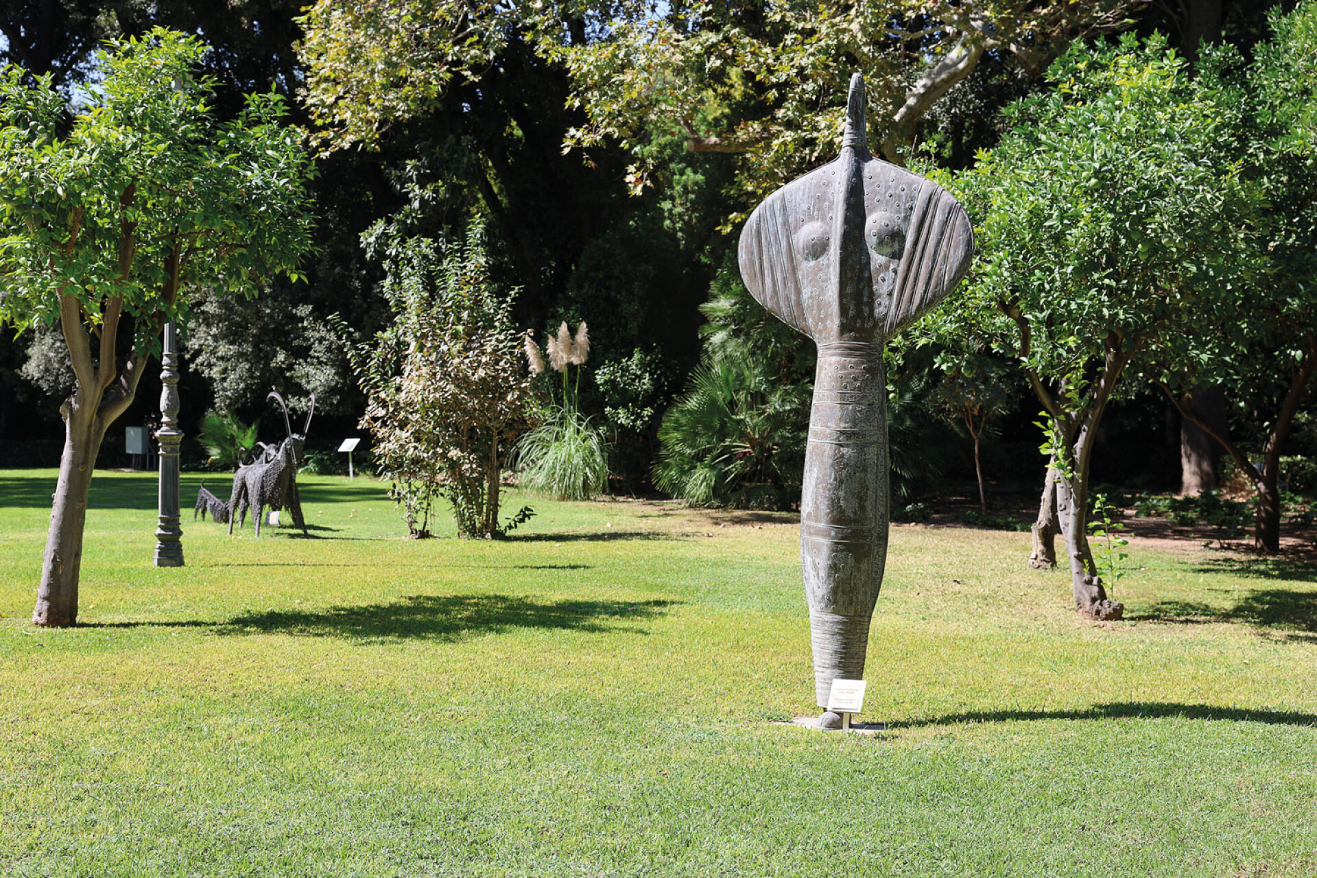 Ο Κήπος του Προεδρικού Μεγάρου αποτελεί, εκτός από μια όαση στο κέντρο της Αθήνας, και μια υπαίθρια γλυπτοθήκη. Το «Τοτέμ 1998-2000» του Θεόδωρου Παπαγιάννη