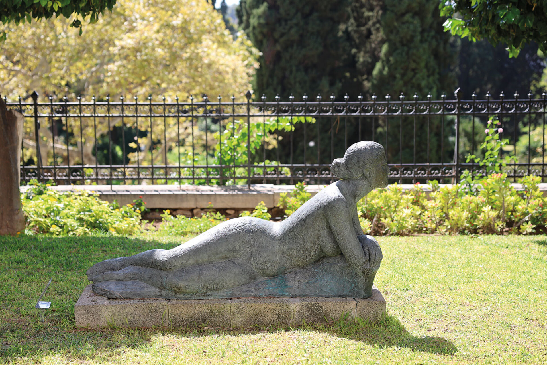 Το έργο «Η ξαπλωμένη», του γλύπτη και σπουδαίου δασκάλου Γιάννη Παππά, στον Κήπο του Προεδρικού Μεγάρου