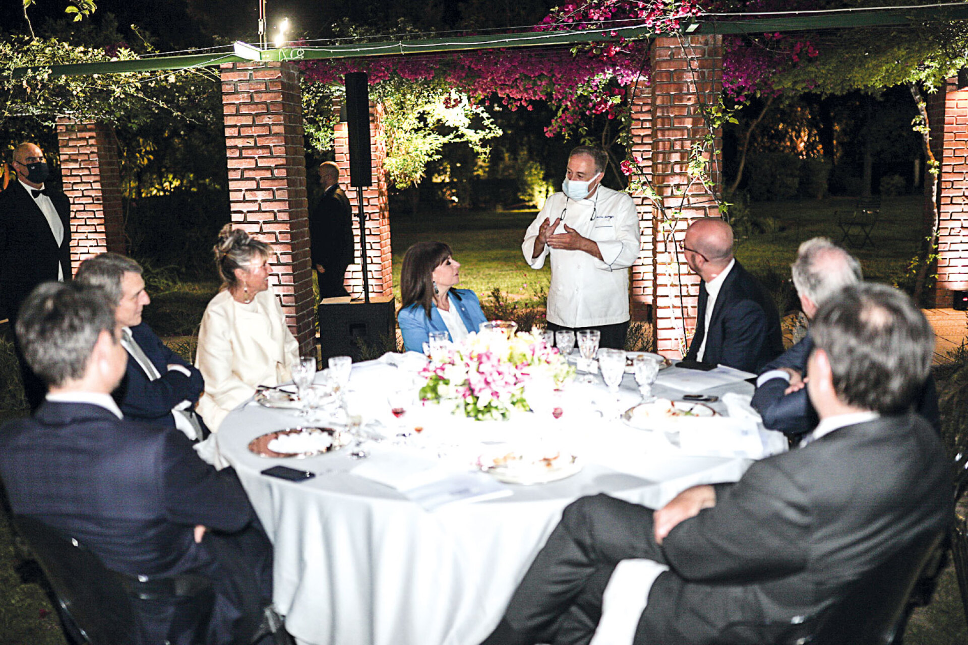 Ο σεφ Γιάννης Μπαξεβάνης περιγράφει τη γαστρονομική φιλοσοφία του στην Πρόεδρο και τους επίσημους προσκεκλημένους