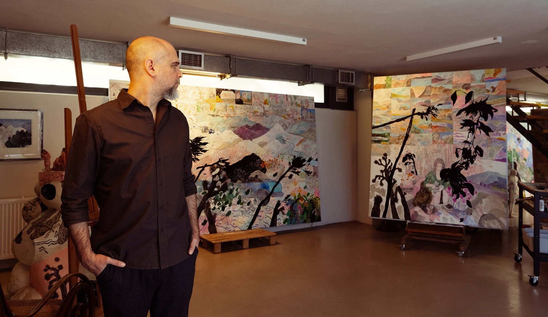 Ο Στέφανος Ρόκος στο εργαστήριό του λίγο πριν την έκθεση 50.000.000 τόνοι τοπίων στην Γκαλερί Ζουμπουλάκη