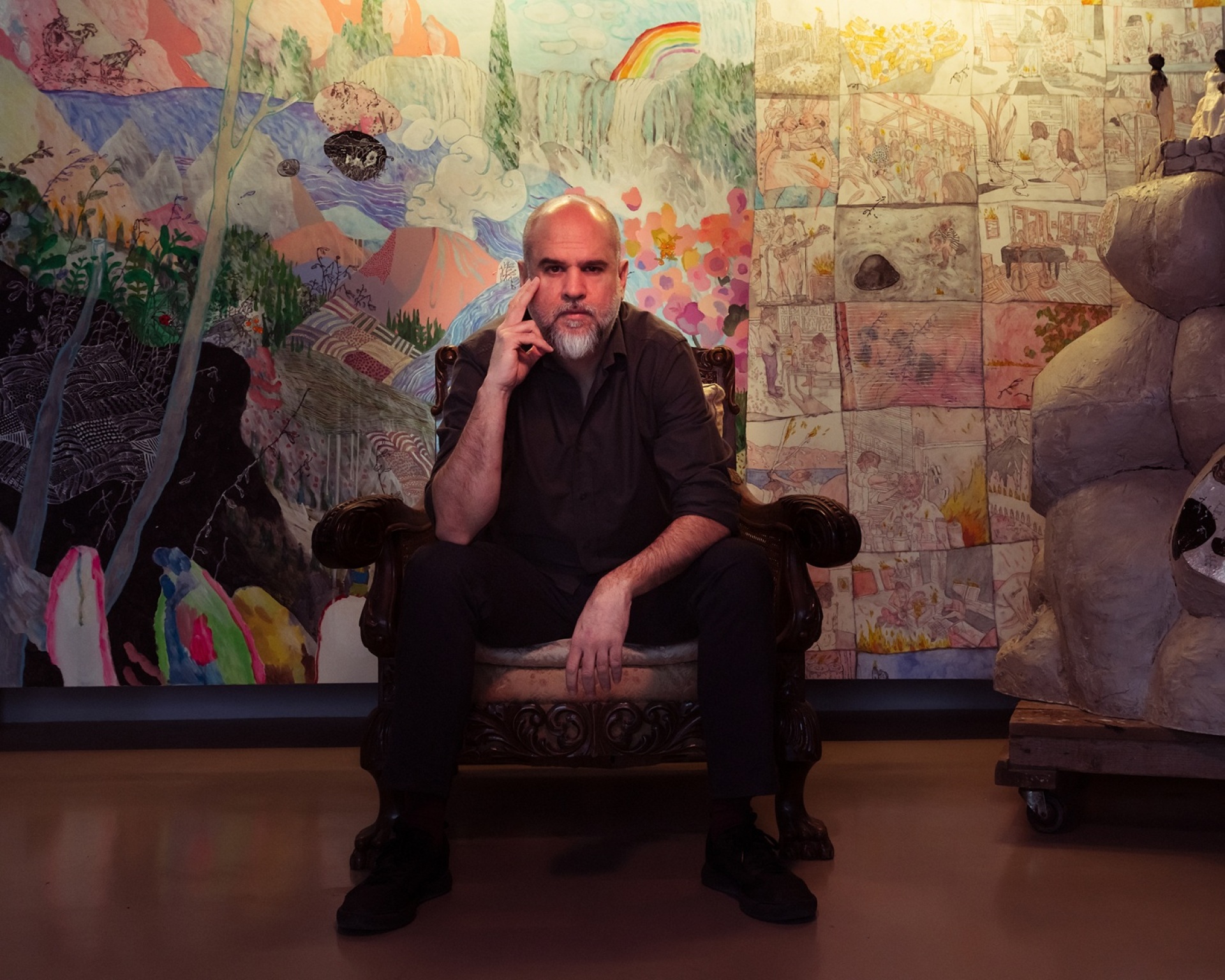 Ο Στέφανος Ρόκος στο εργαστήριό του λίγο πριν την έκθεση 50.000.000 τόνοι τοπίων στην Γκαλερί Ζουμπουλάκη